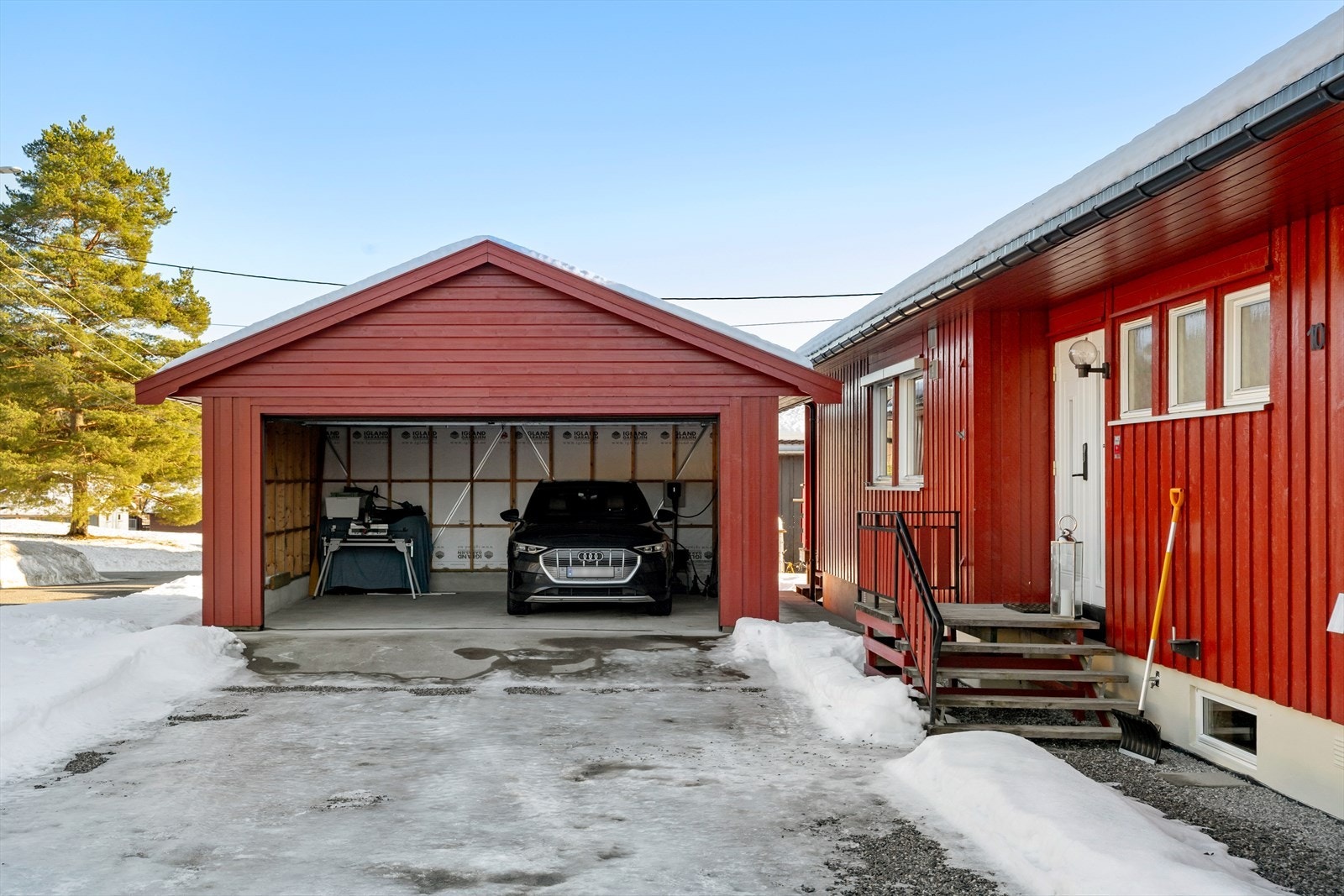Dobbelgarasje med støpt plate, elbillader og motorisert leddport. Galleribilde