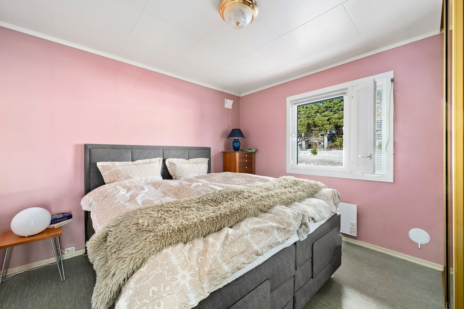 Soverommet fremstår lunt og innbydende med plass til ønsket møblering og stor skyvedørsgarderobe Galleribilde