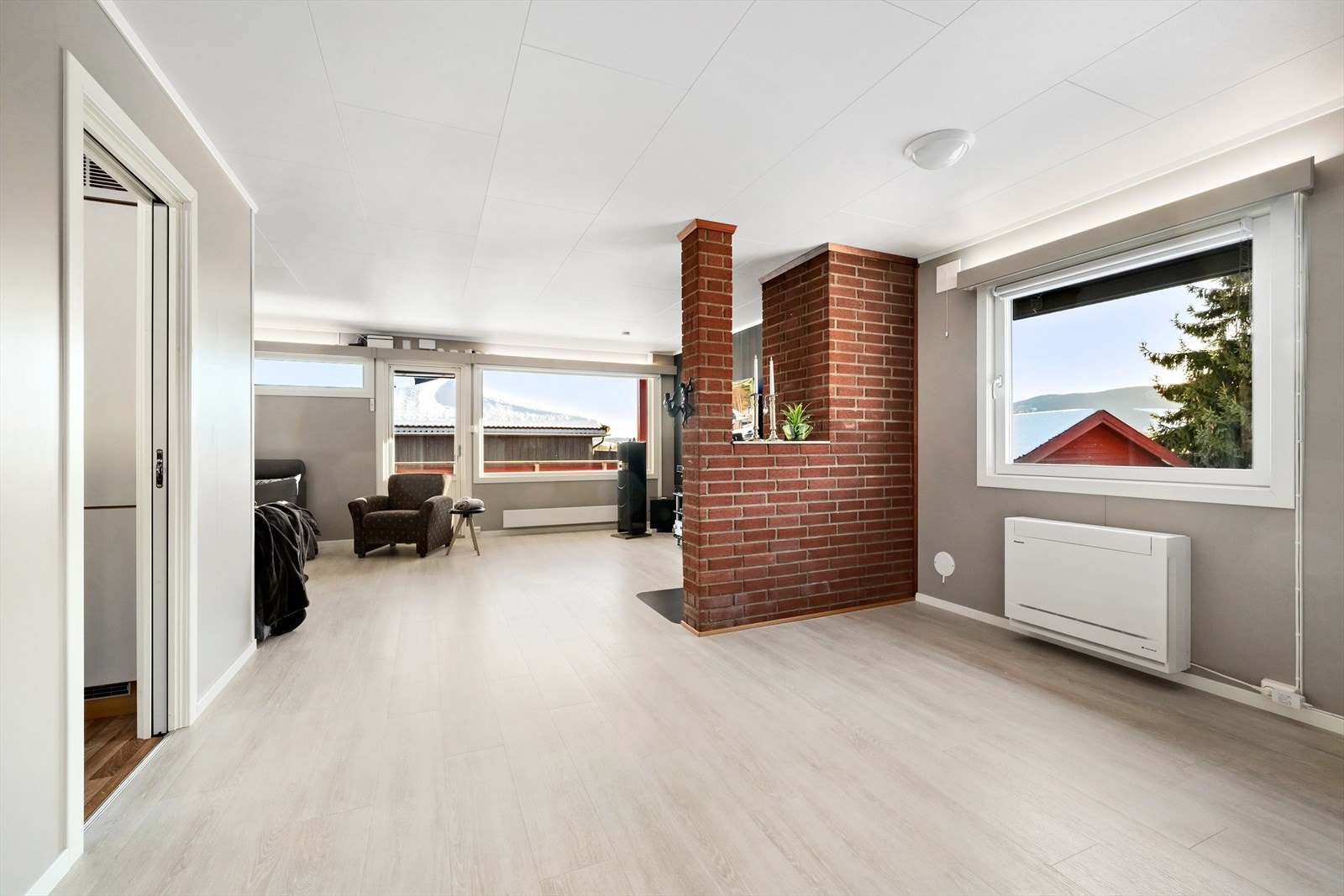 Lys og romslig stue med gode møbleringsmuligheter og en lun atmosfære. Galleribilde