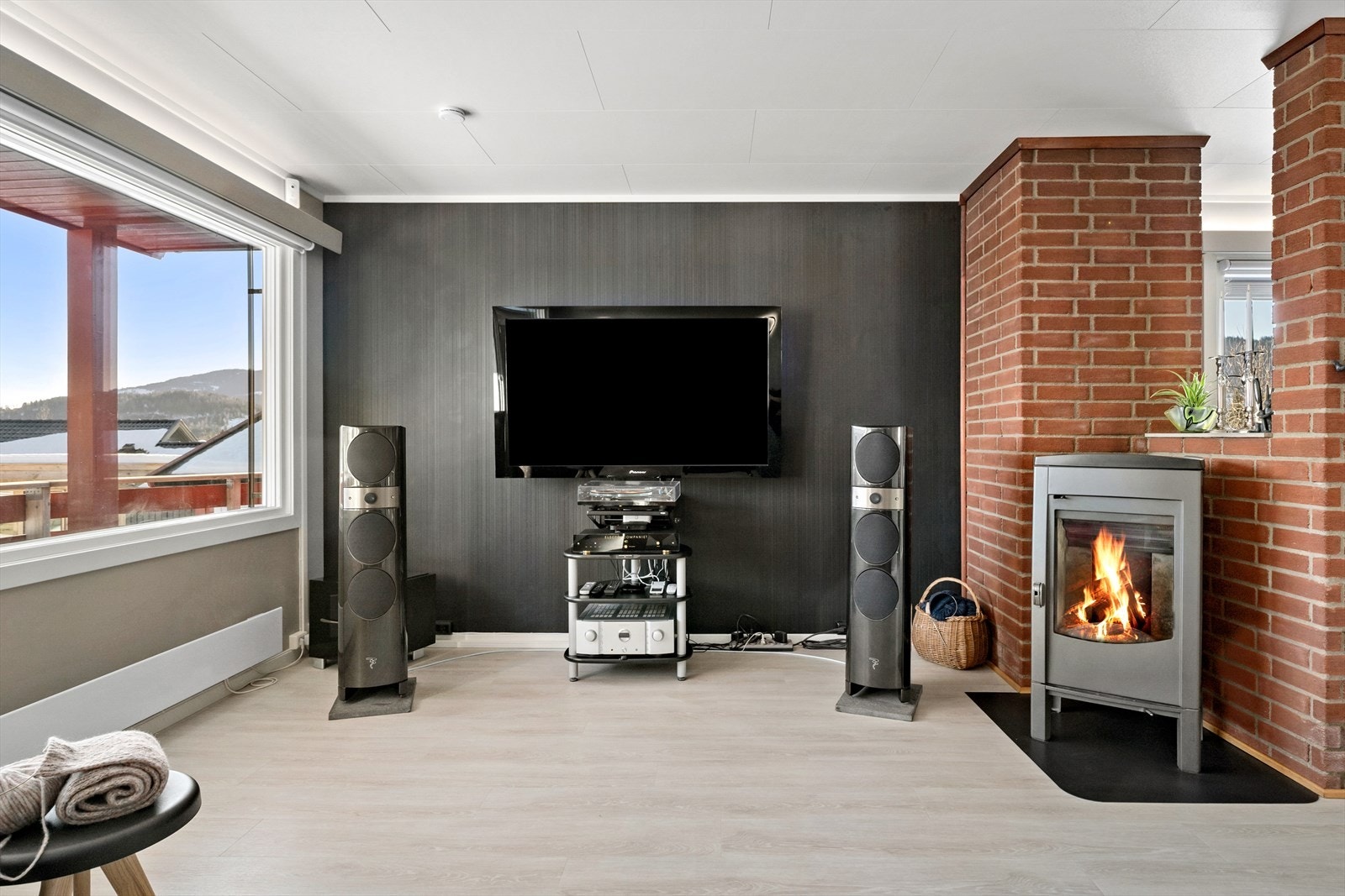 Store vindusflater gir godt med naturlig lys og en fin romfølelse. Galleribilde