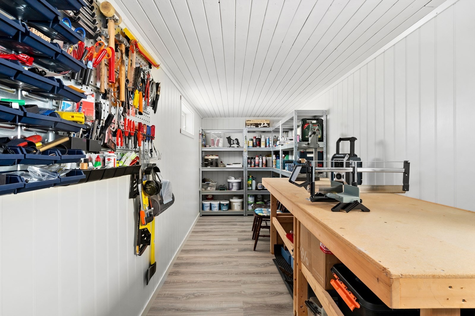 Bodrommet er utstyrt med praktisk arbeidsbenk og rikelig med oppbevaringsplass, ideelt for gjør-det-selv-prosjekter. Galleribilde