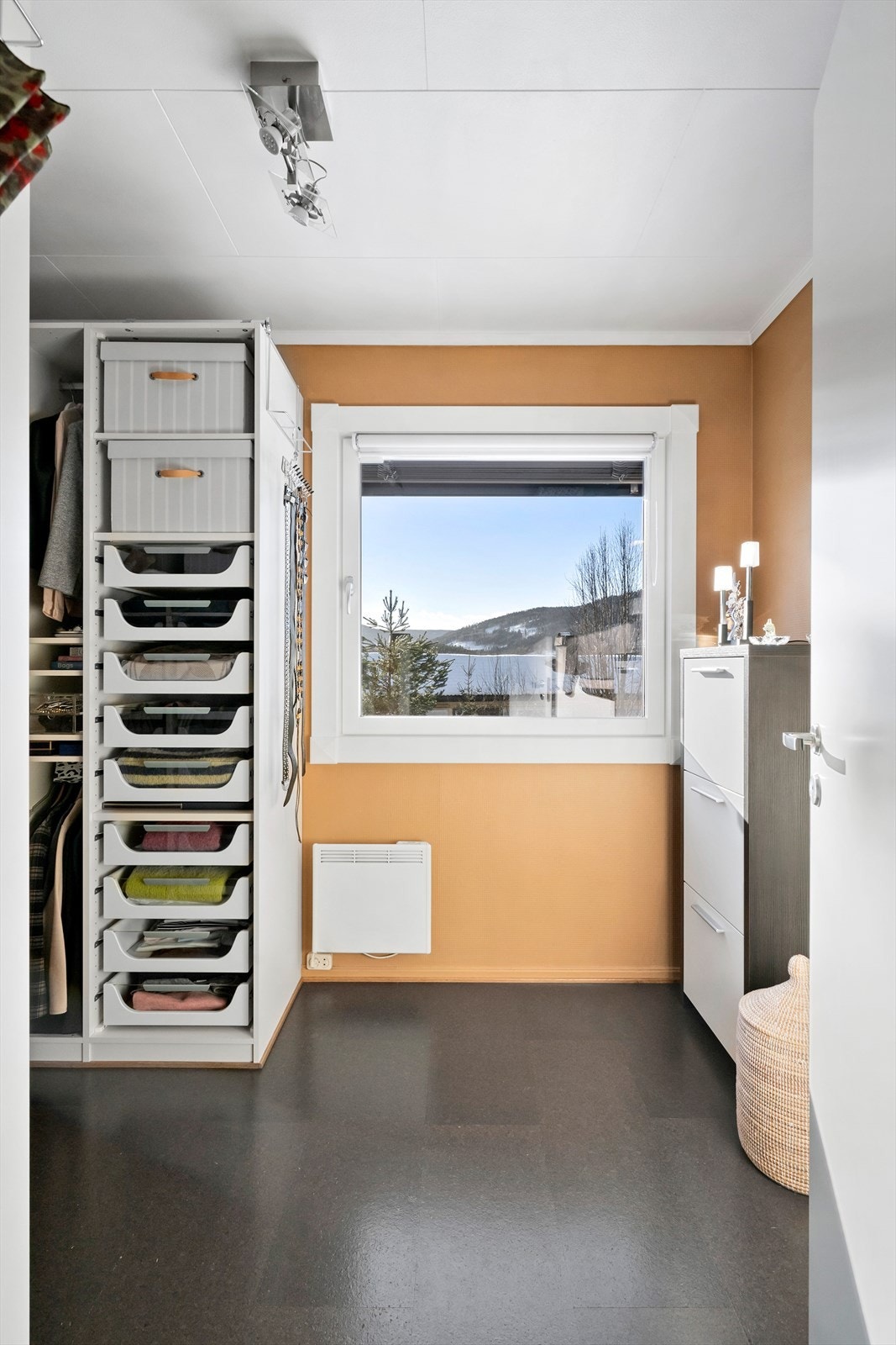 Smart garderobeløsning i solid kvalitet Galleribilde