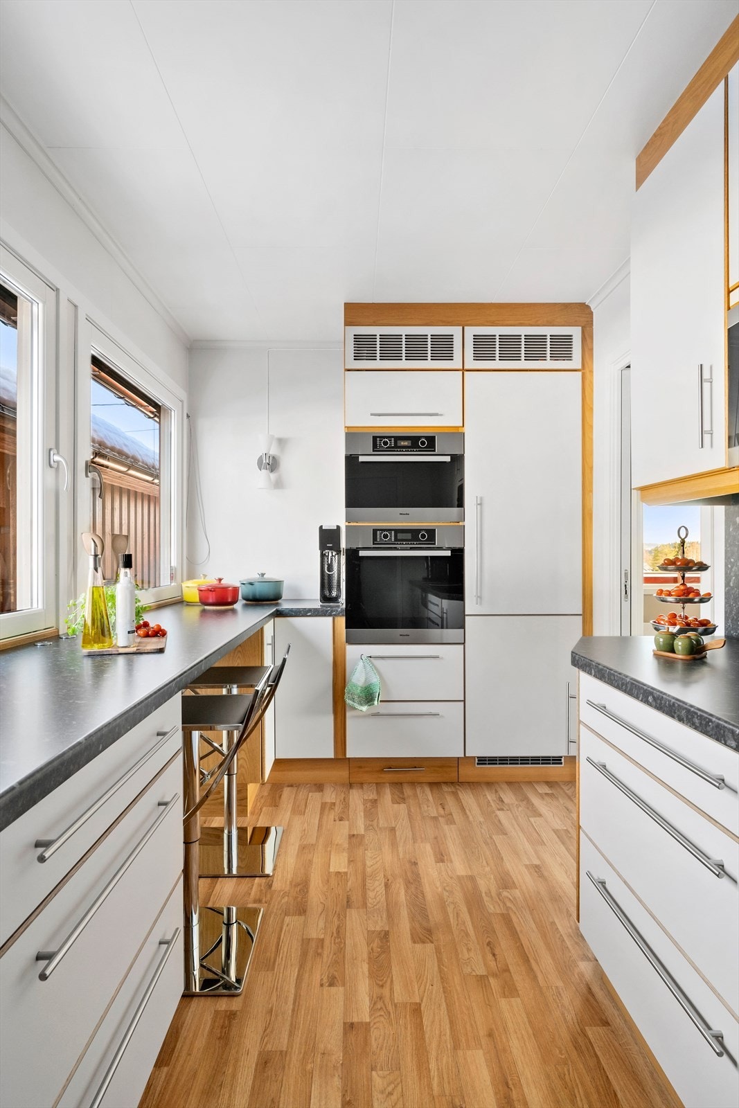 Smakfullt kjøkken med Huseby høytrykkslaminat og Miele hvitevarer. Galleribilde