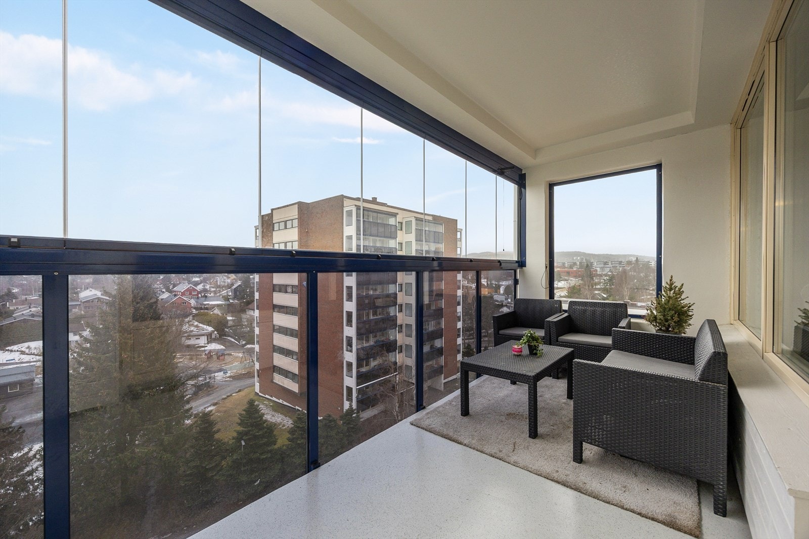 Den innglassede balkongen på 13 m² fungerer som en forlengelse av stuen store deler av året. Galleribilde