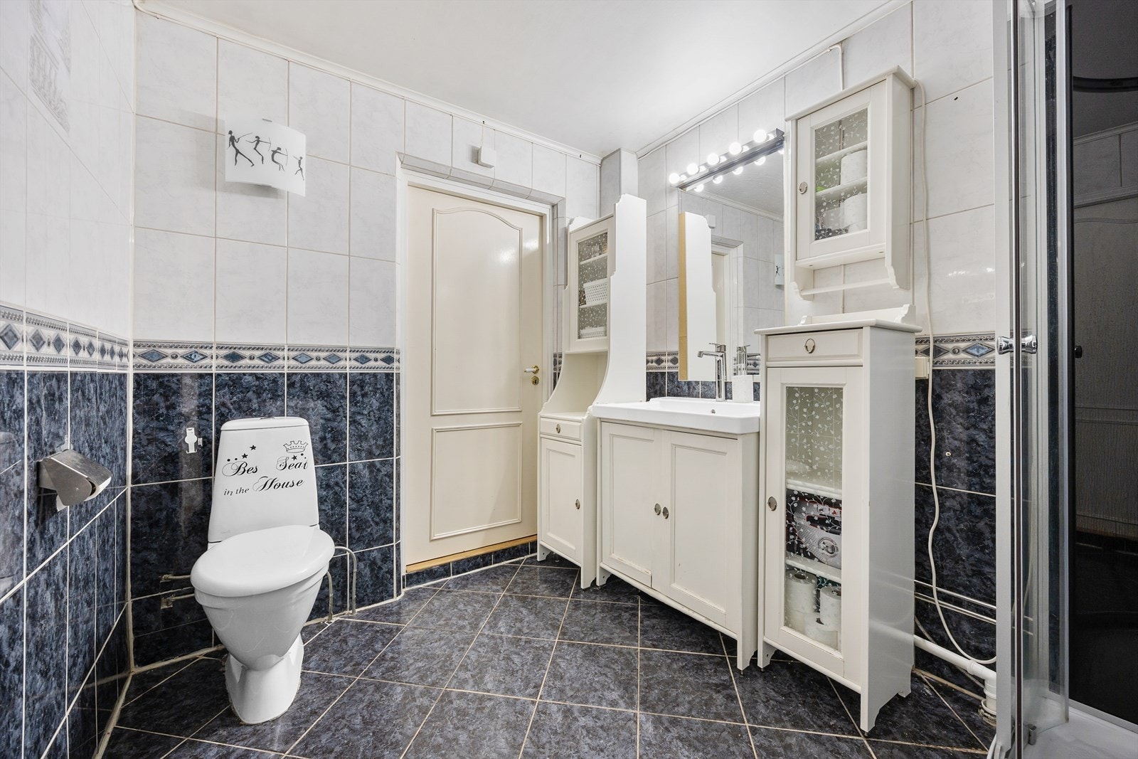 Baderomsinnredning med profilerte fronter og god oppbevaringsplass. Rommet har mekanisk avtrekk. Galleribilde