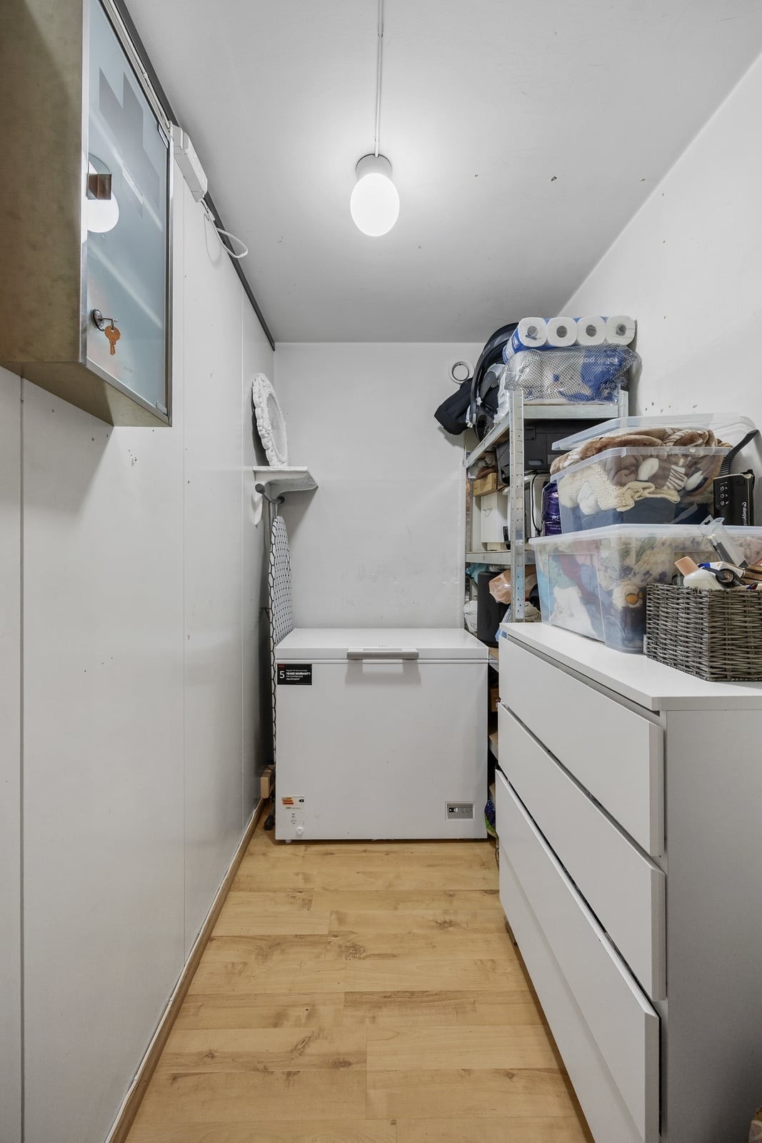 Praktisk innvendig bod gir ekstra lagringsplass lett tilgjengelig fra entréen. Galleribilde