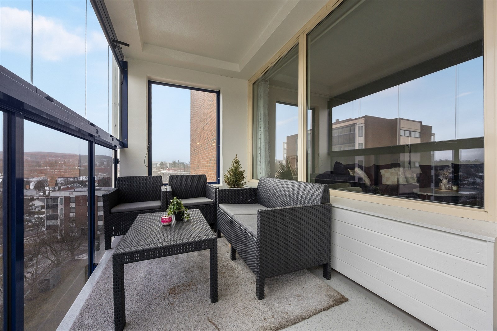 Balkongen er romslig nok for en komfortabel sittegruppe, perfekt for å utvide boarealet. Galleribilde