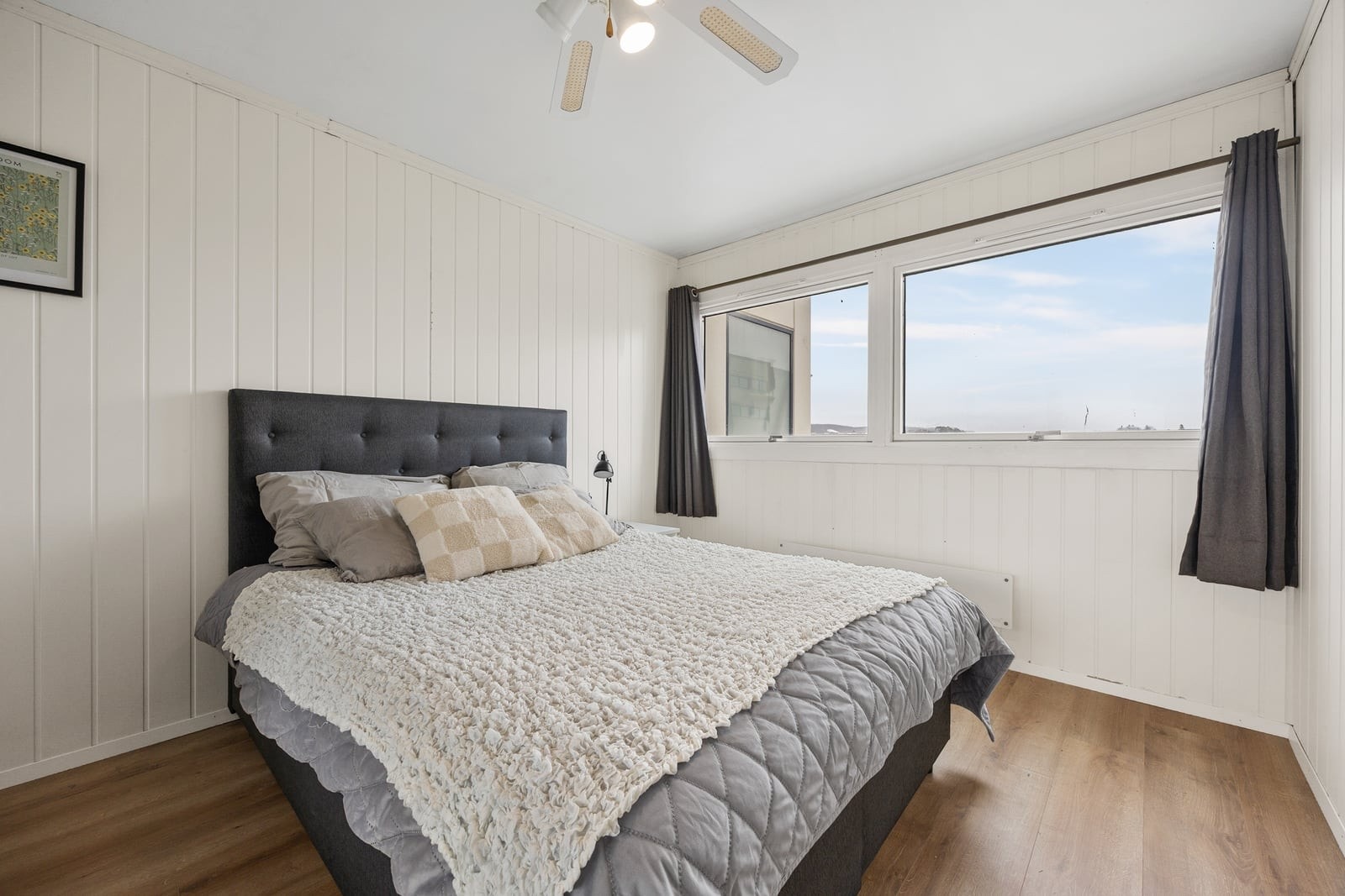 Rommet har god plass til dobbeltseng og nattbord. Galleribilde