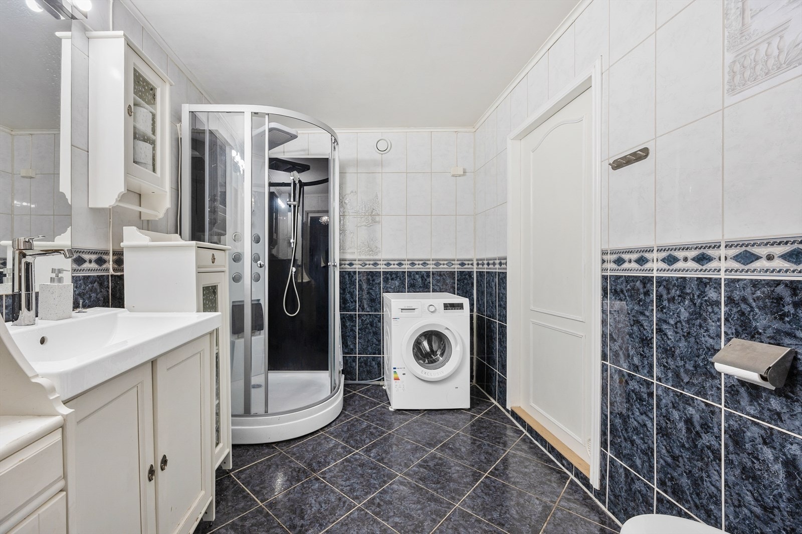 Flislagt bad oppusset i 2006, med opplegg for vaskemaskin. Galleribilde