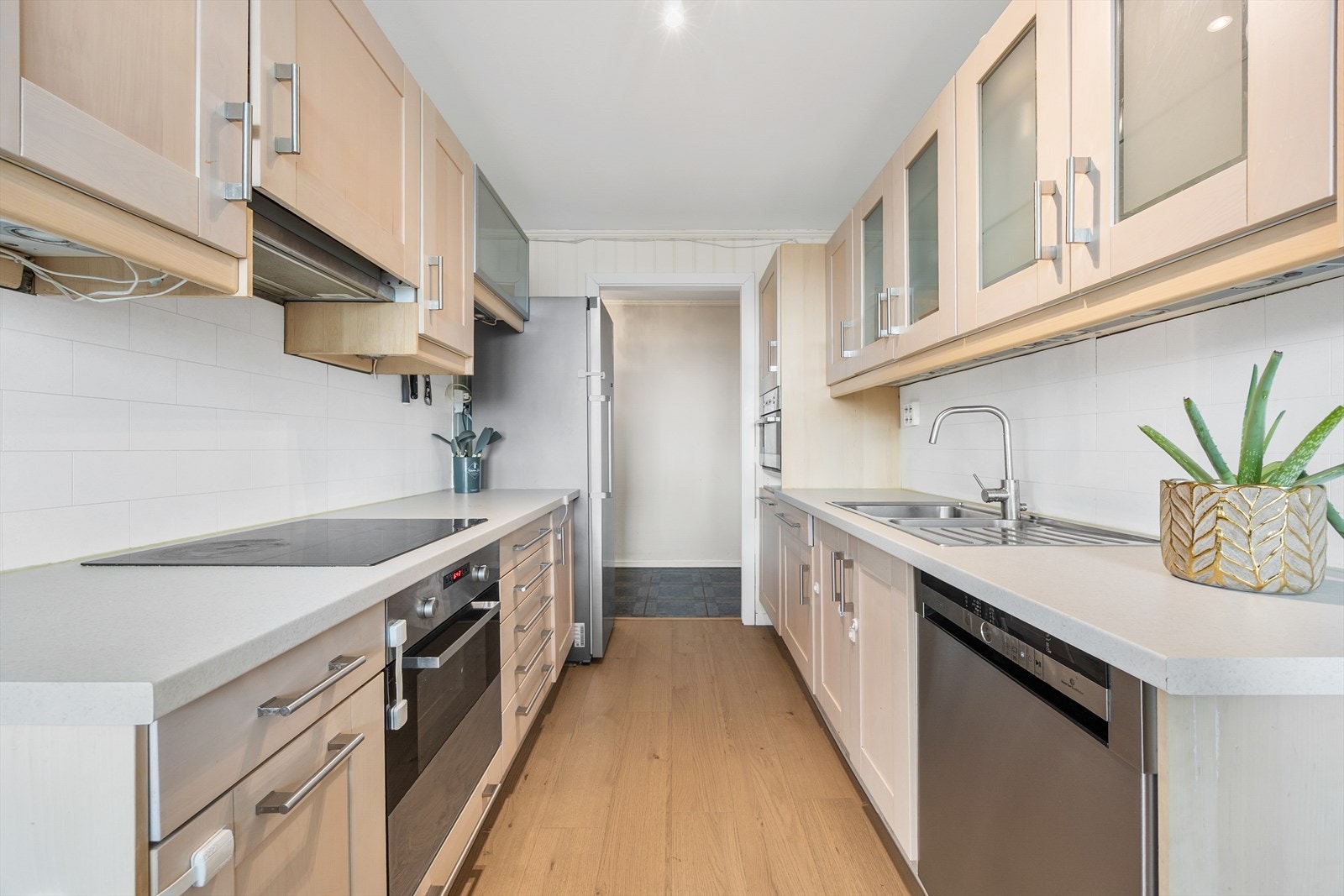 Kjøkkeninnredning fra 2010 med profilerte fronter, laminat benkeplate og integrert stekeovn og platetopp Galleribilde