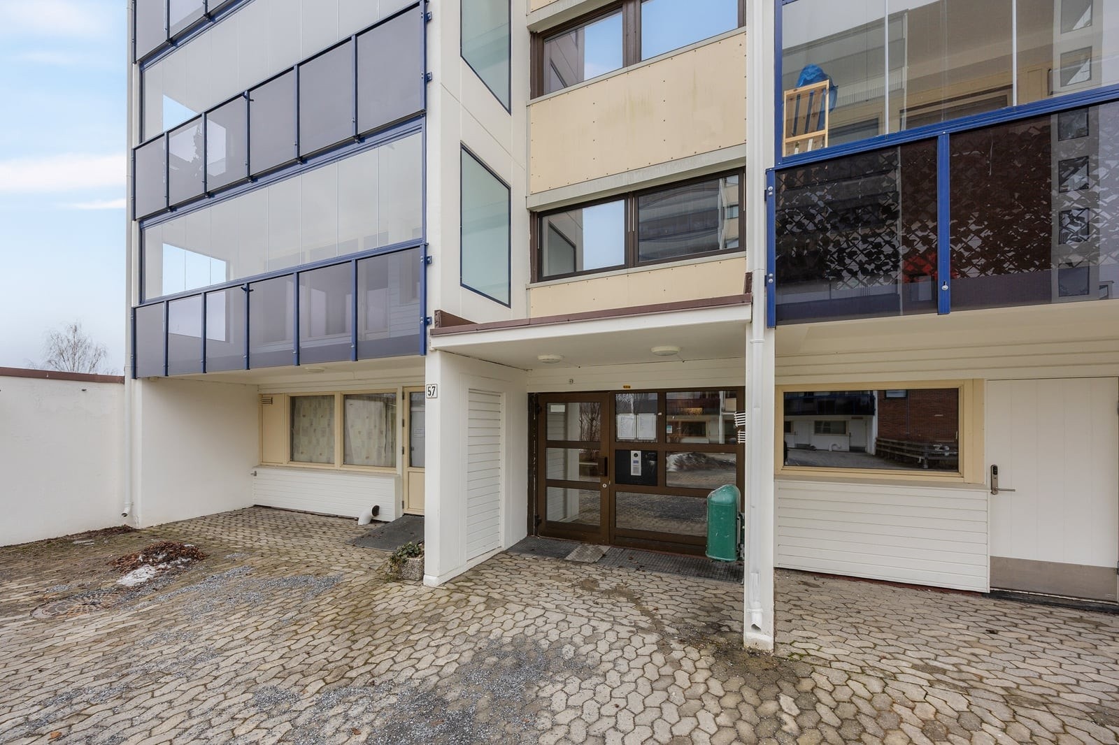 Felles inngangsparti med dørcalling og heisadkomst til alle etasjer. Galleribilde