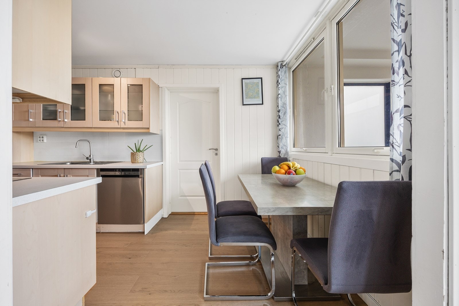 Ved vinduet er det en naturlig plass for en hyggelig spisekrok. Vinduene har isolerglass fra 1997 og 2005. Galleribilde