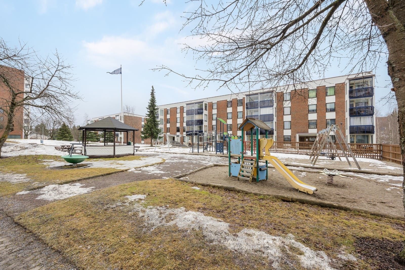 Borettslaget har velholdte fellesarealer med lekeplass, og området er beskrevet som godt tilrettelagt for barn. Galleribilde