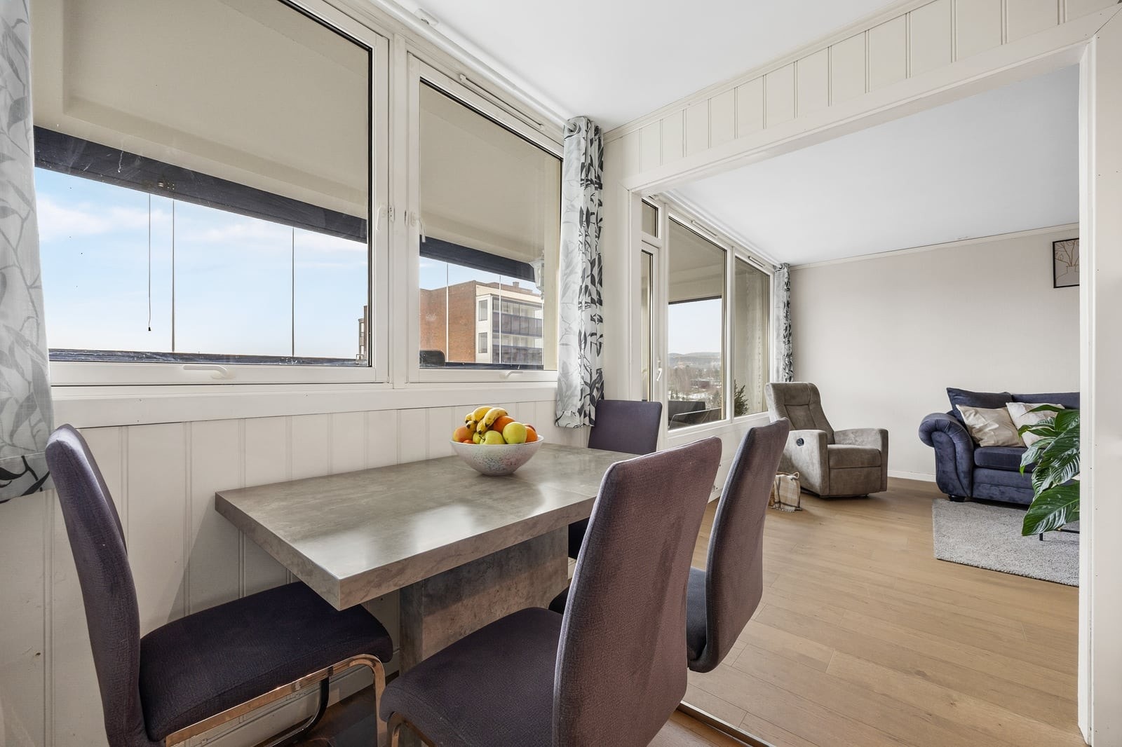 Den åpne løsningen gir en fin overgang mellom spiseplassen og stuen. Galleribilde