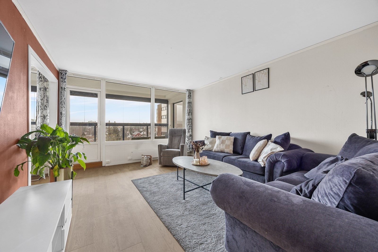 Stuen har store vindusflater og utgang til den innglassede balkongen via en dør fra 2005. Galleribilde