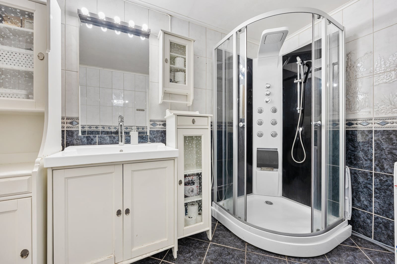 Dusjkabinett med integrert armatur og flere funksjoner. Galleribilde