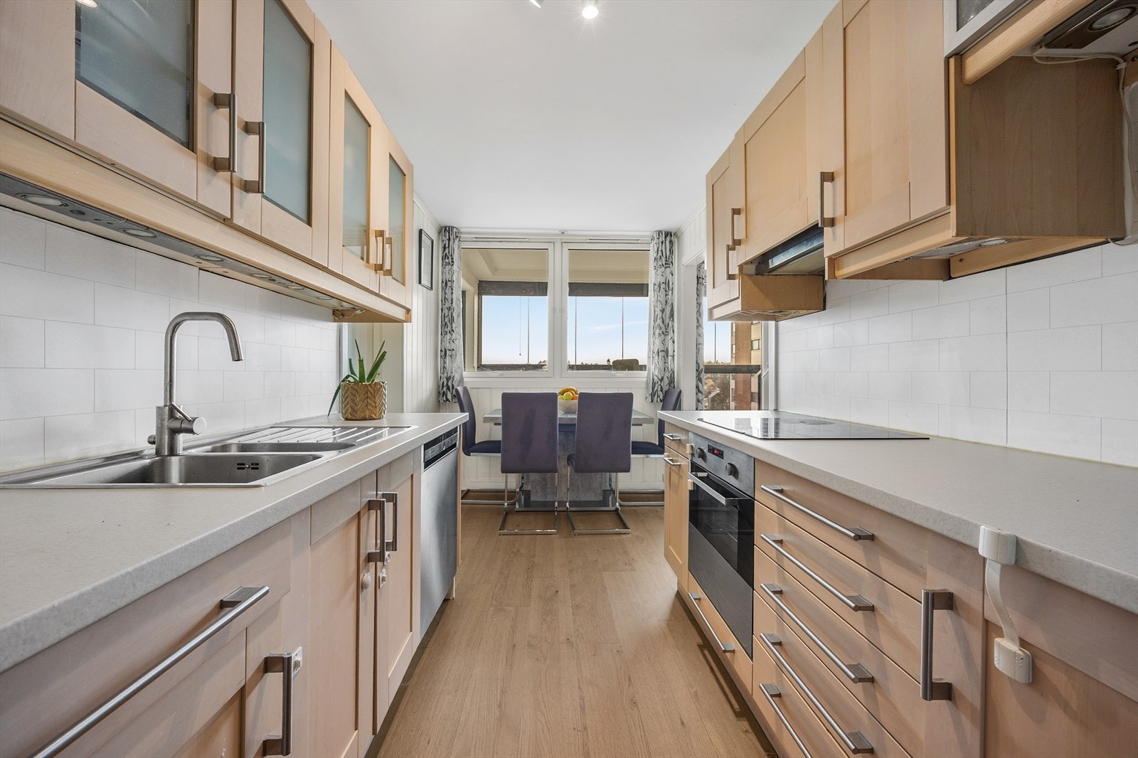 Godt med skap- og benkeplass på begge sider gir et funksjonelt og ryddig kjøkken. Galleribilde