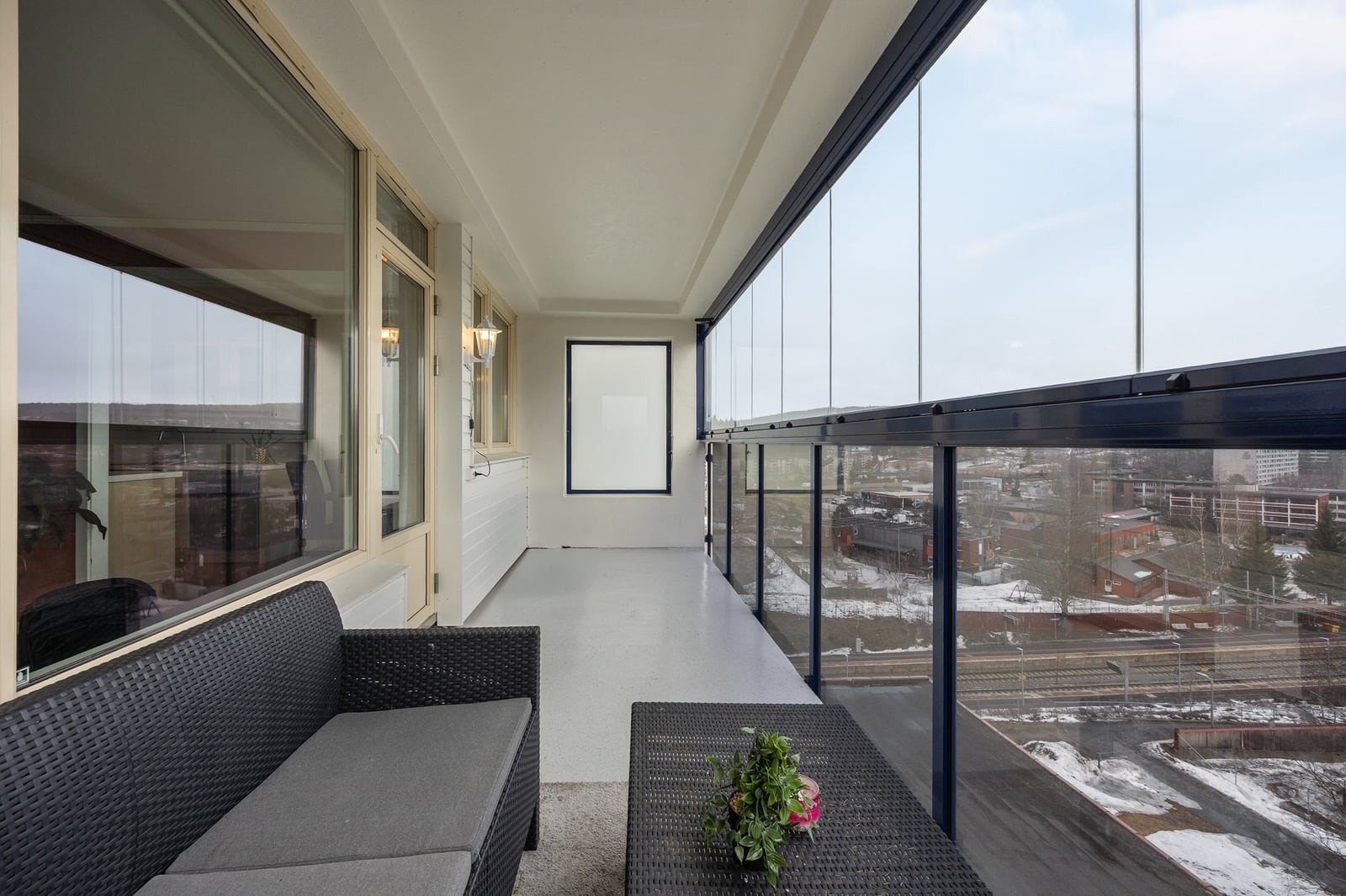 Innglassingen gjør at balkongen kan benyttes store deler av året, uavhengig av vær. Galleribilde