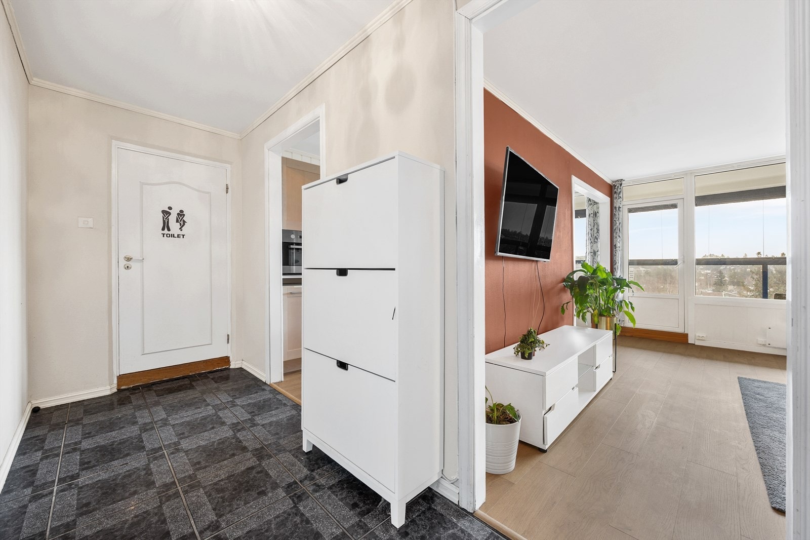 Fra entréen er det direkte tilgang til leilighetens øvrige rom, som gir en god romflyt. Galleribilde