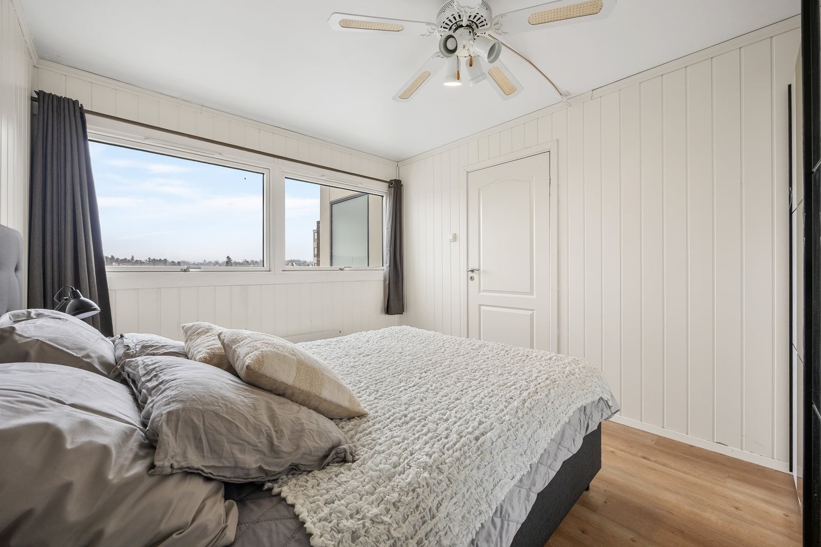 Soverommet har laminatgulv og malte panelvegger. Galleribilde