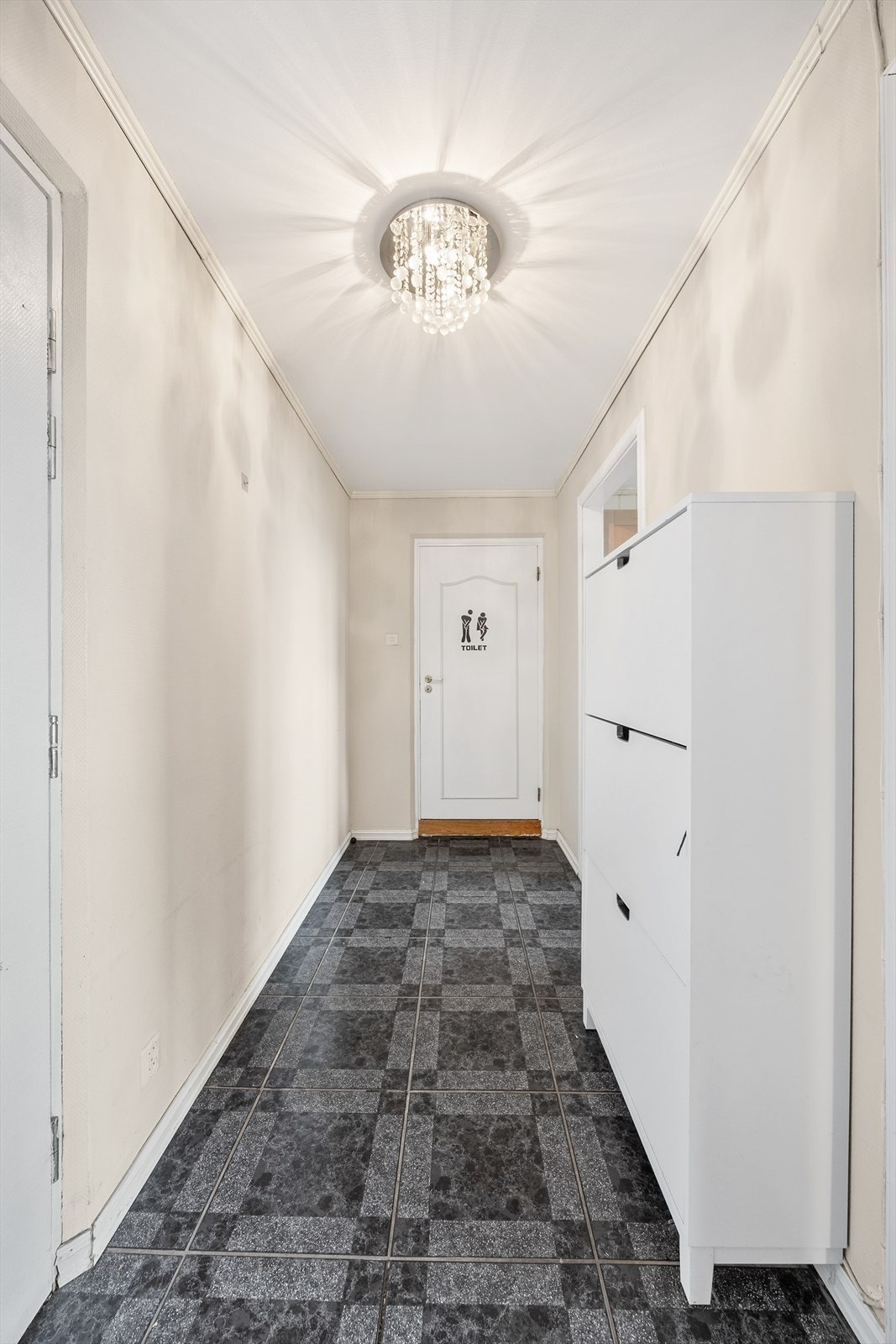 Entréen har flislagt gulv og en brann- og lydklassifisert inngangsdør. Galleribilde