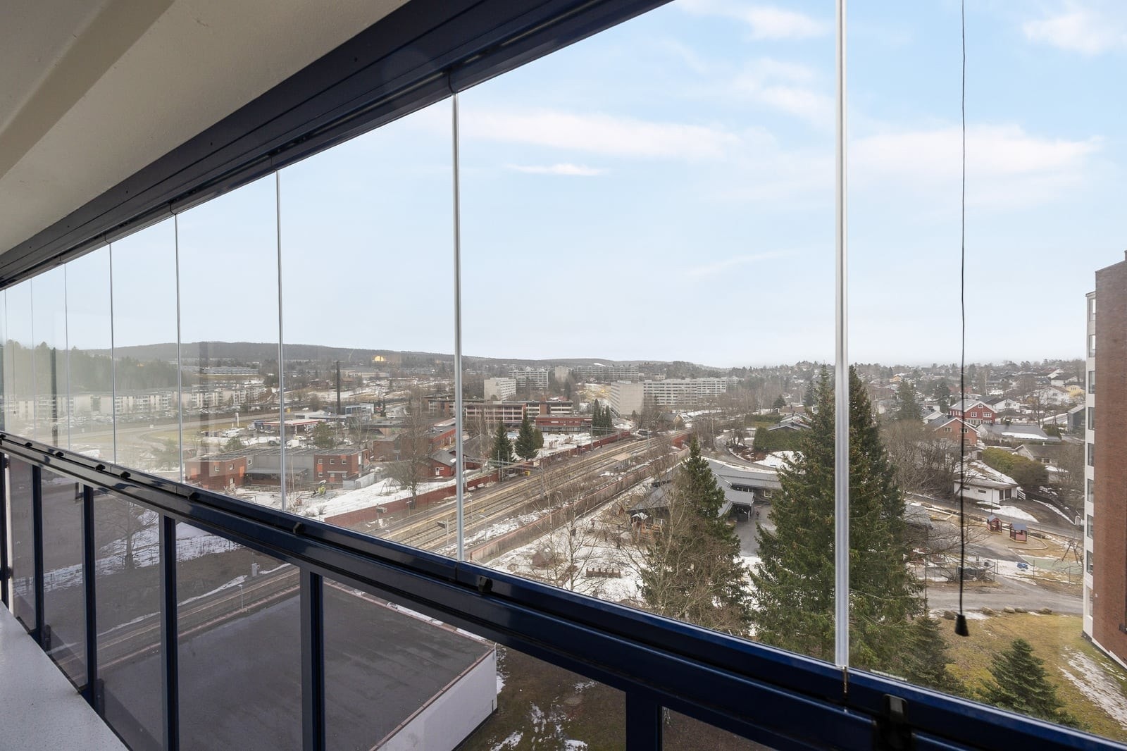 Utsikt mot Haugenstua stasjon, som ligger kun 3 minutters gange unna og tar deg til Oslo S med linje L1. Galleribilde