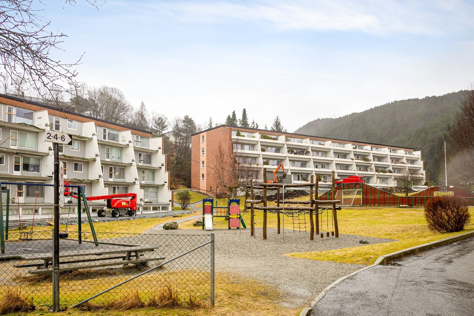Supersentral beliggenhet på Flaktveit i Åsane med kort vei til alt man trenger i hverdagen. 4-bussen har også hyppige avganger like ved. Galleribilde