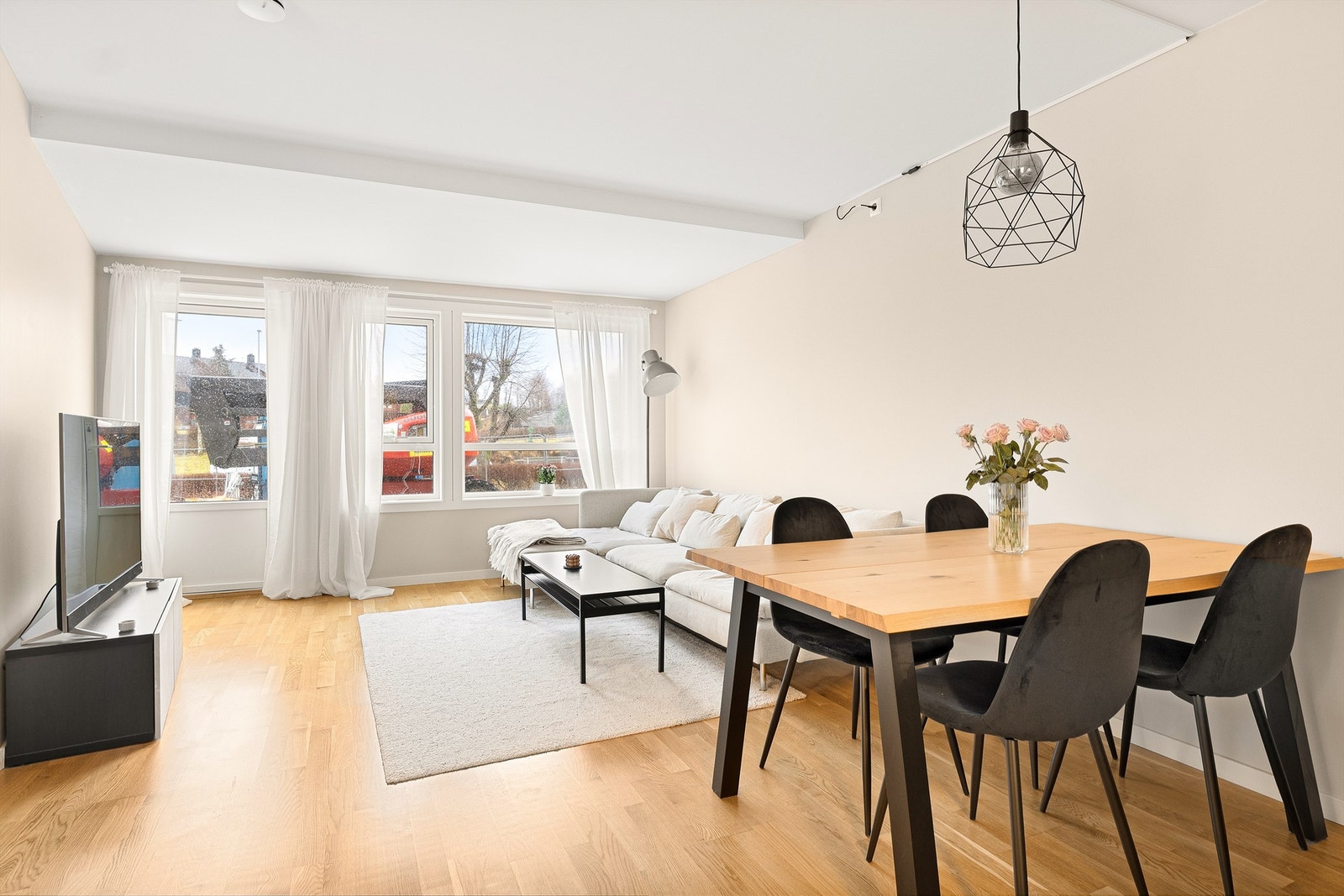 Åpen og luftig stue som er lett å innrede med flere sittegrupper. Galleribilde