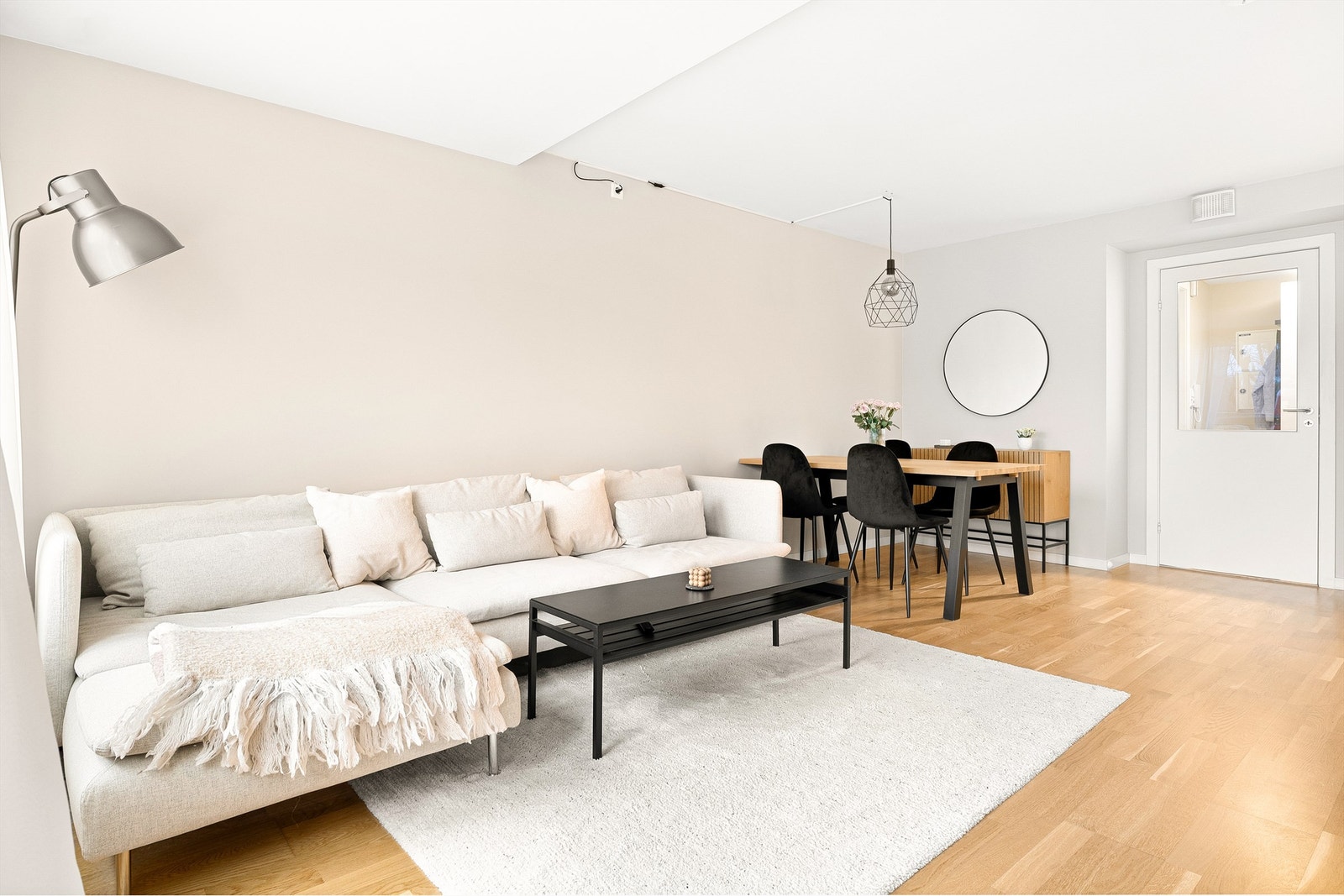 Leiligheten har gulvvarme i alle rom. Slette malte vegger og eikeparkett på gulv som gir en stilrent uttrykk. Galleribilde