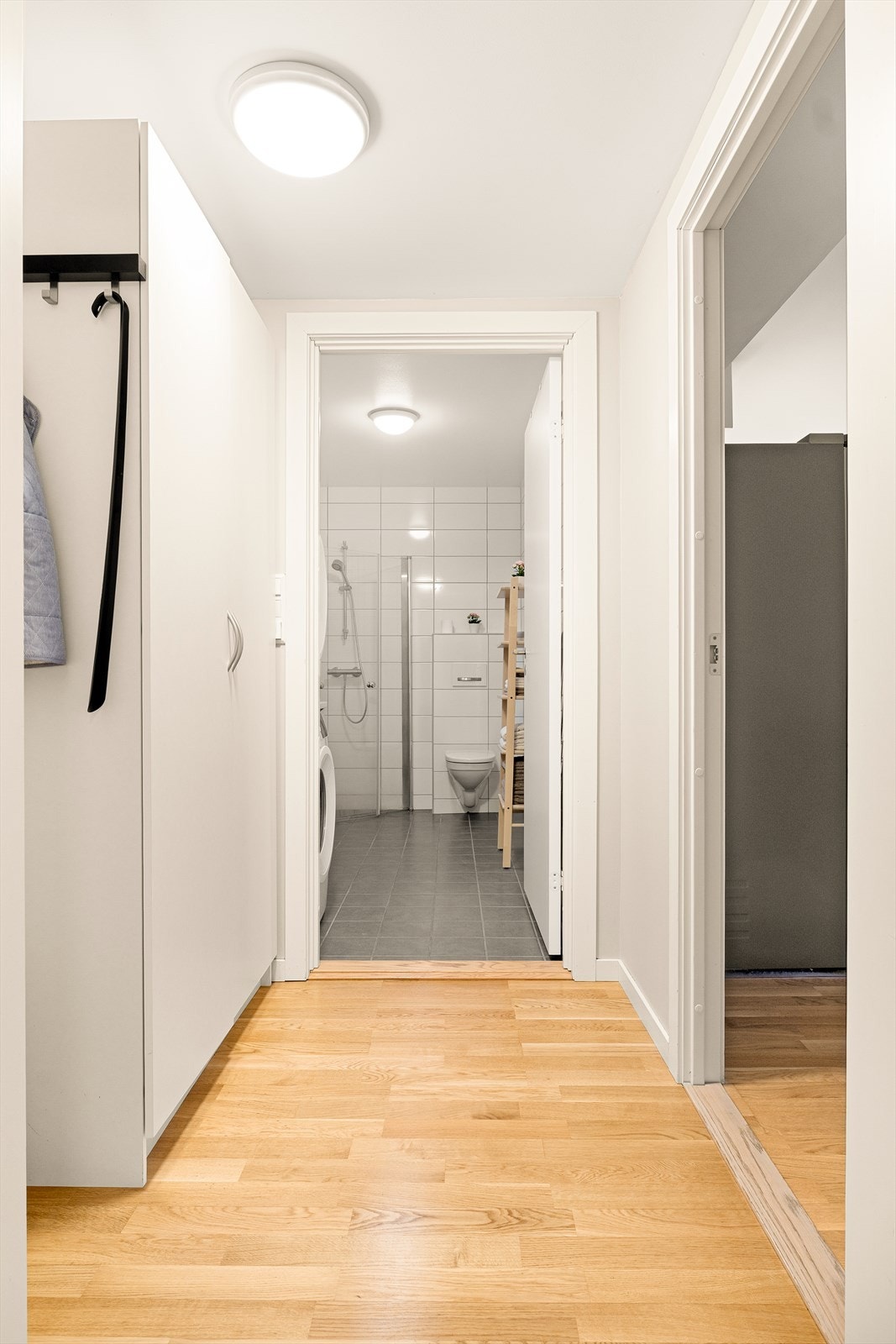 Gang med garderobeskap Galleribilde