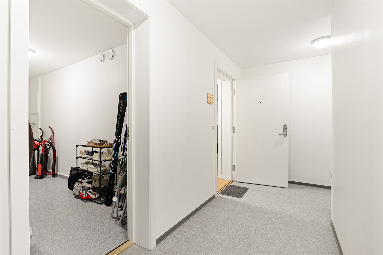 Vegg i vegg utenfor leiligheten finner du en stor, isolert og tørr bod som kan brukes til lagring av alt man vil ha lett tilgjengelig. Galleribilde