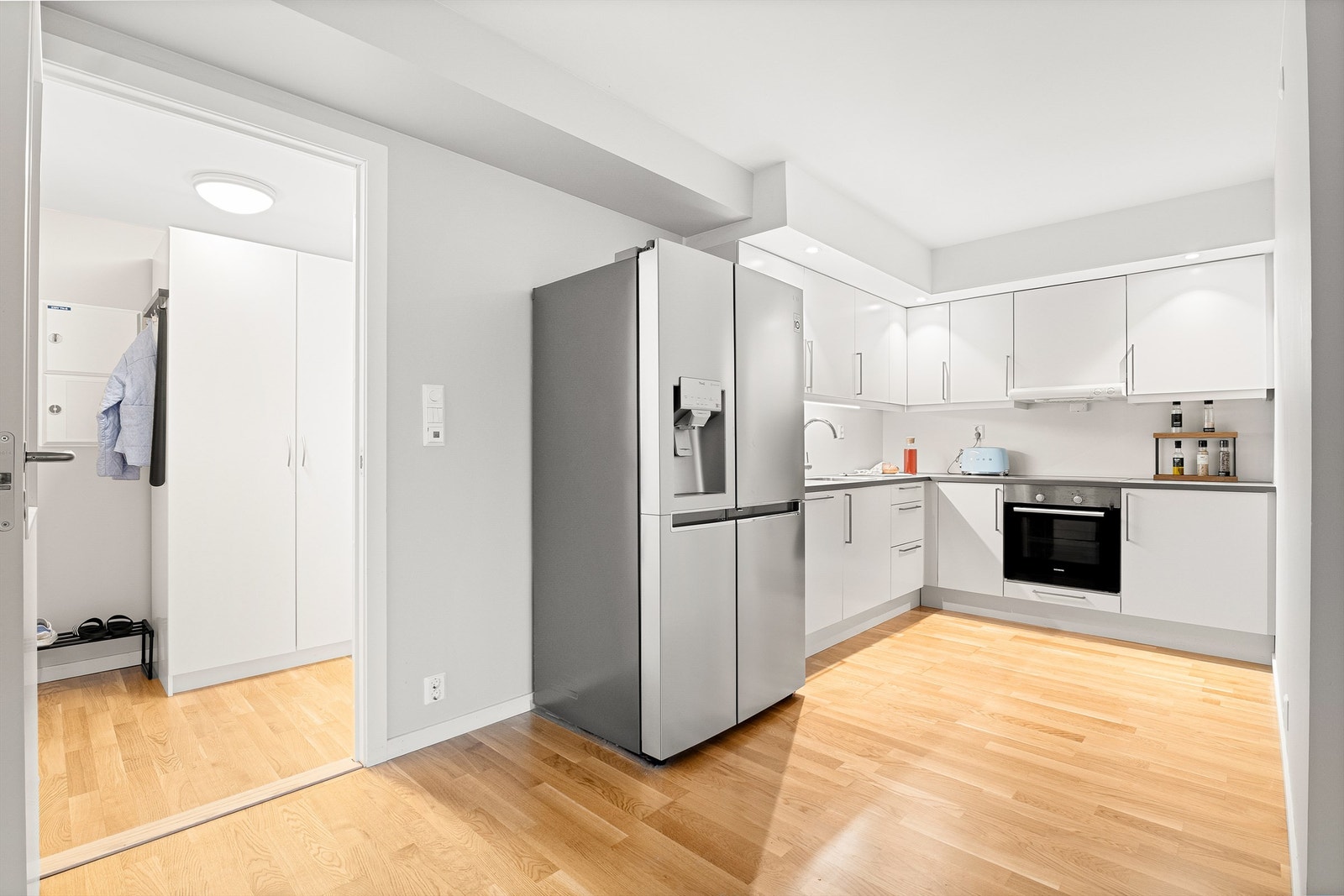 Kjøkkenet har fin belysning med nedfelt spotter i tak, integret stekeovn og oppvask samt frittstående kjøleskap m/frys som medfølger handelen. Galleribilde