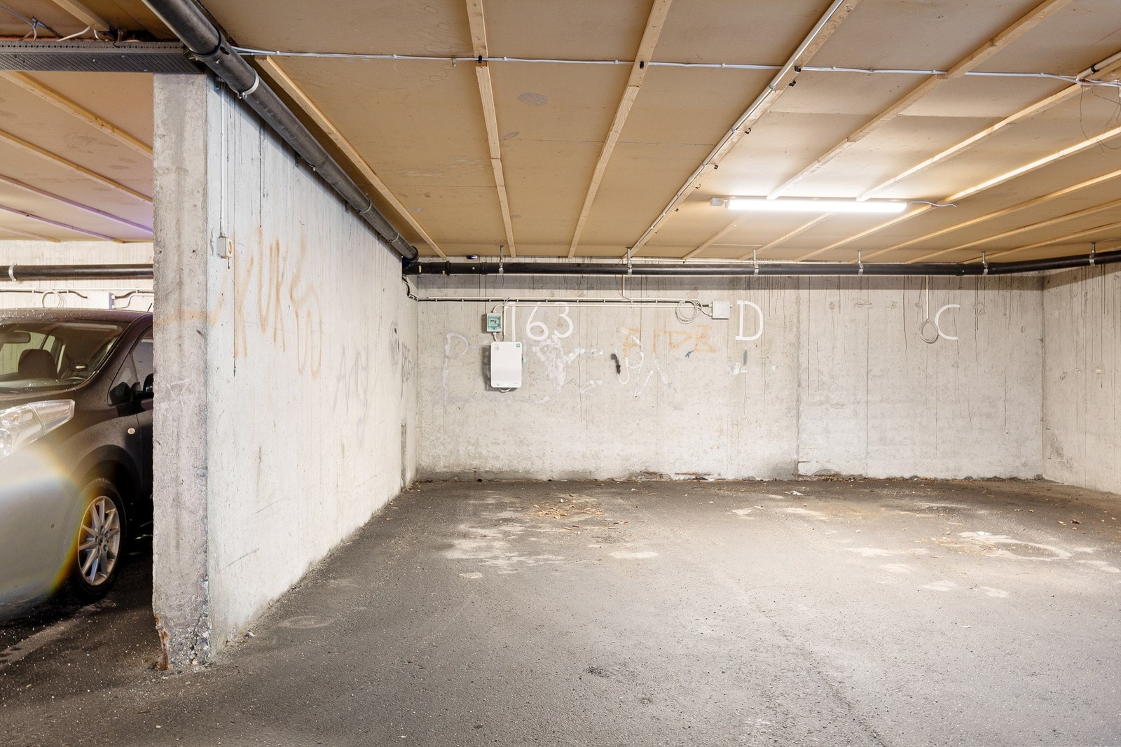 Garasjeplass med elbil lader medfølger leiligheten. Galleribilde