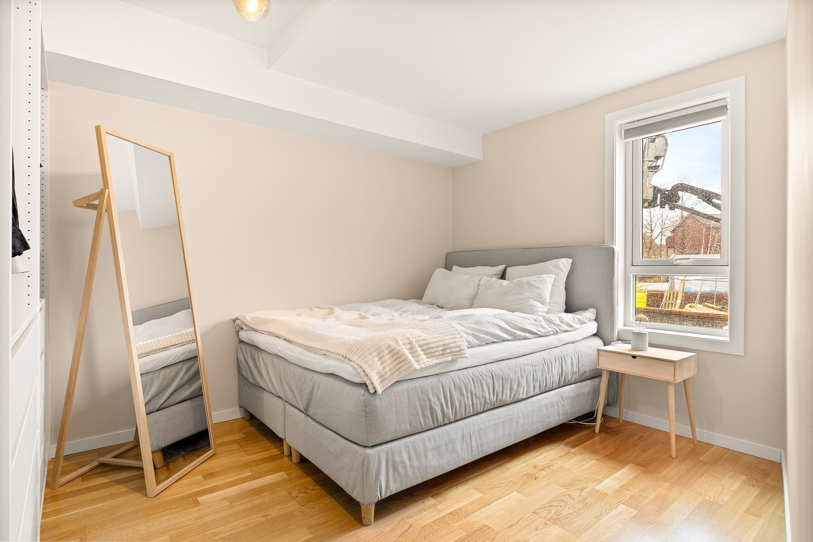 Soverom av god størrelse, malt i behagelige fargetoner Galleribilde