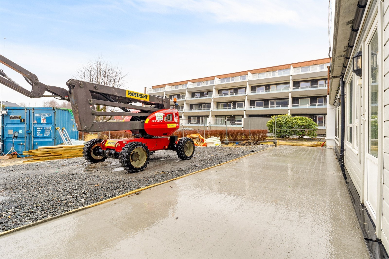 Leiligheten får fin terrasse på bakkeplan med svært gode solforhold fra kl. 13:00-22:00 sommerstid Galleribilde
