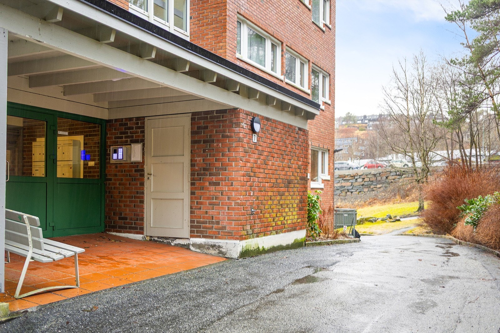 Bygget har overbygget inngangsparti Galleribilde