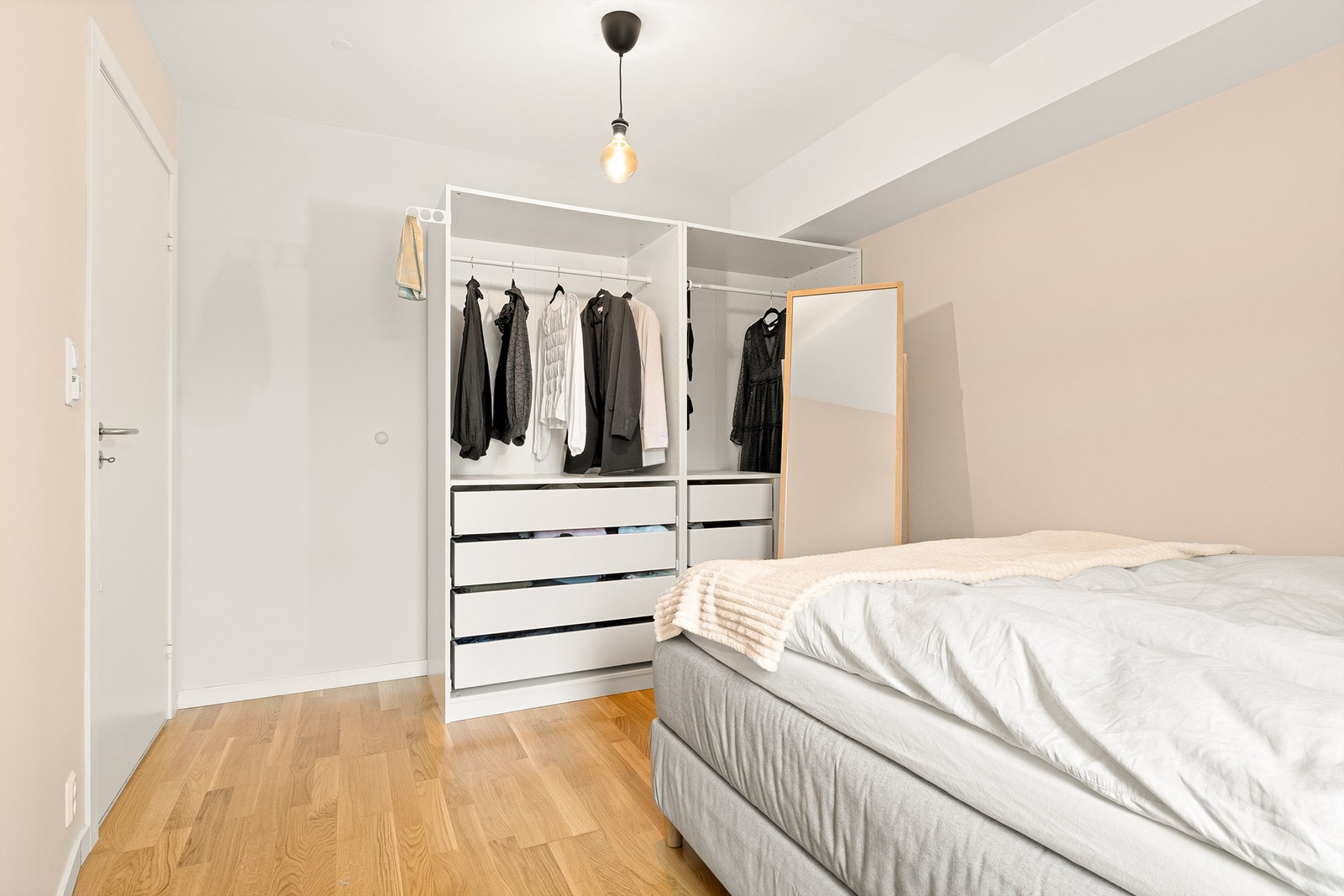 Innredet med praktisk garderobe Galleribilde