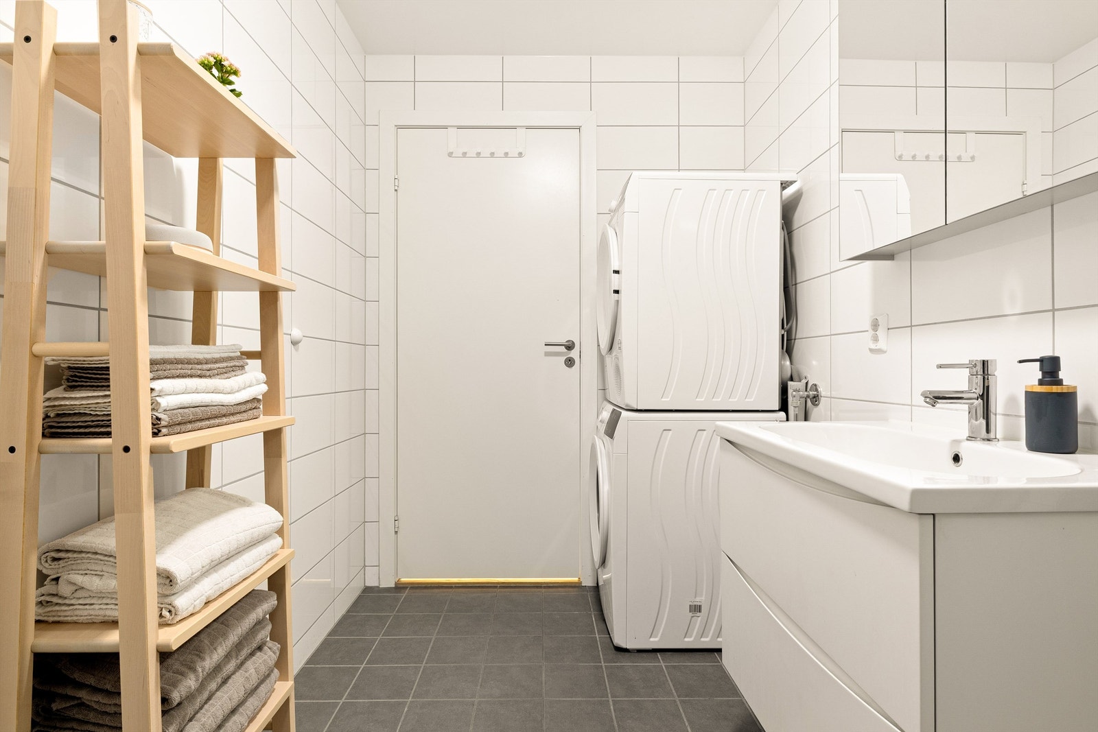 Rommet er av god størrelse som sørger for plass til både vaskemaskin og tørketrommel. Ventilasjon via mekanisk balansert ventilasjon. Galleribilde