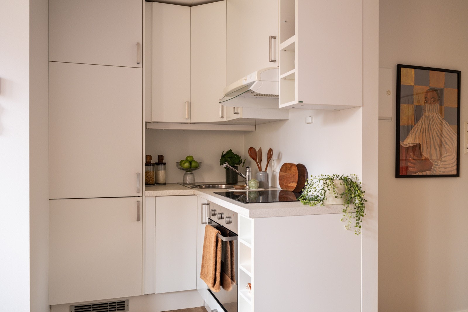 Kjøkkenet er utstyrt med armatur, keramisk platetopp, integrert stekeovn samt kjøl/frys. Det er mekanisk avtrekk via boligens ventilasjonsanlegg. Galleribilde