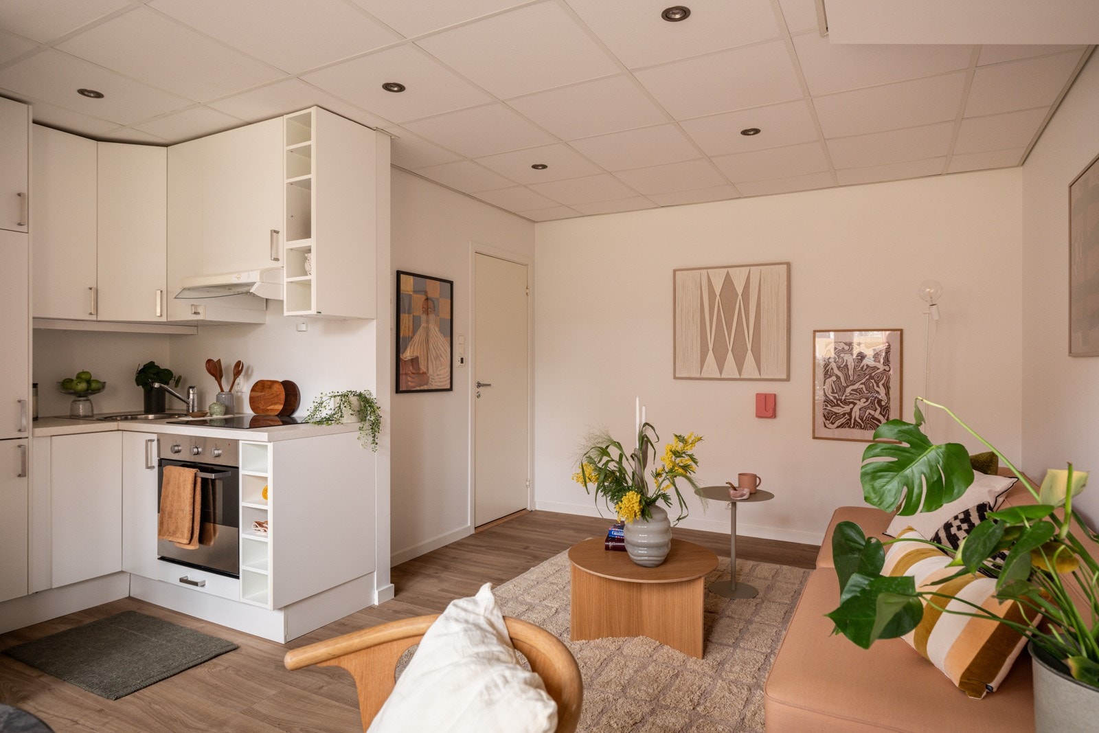 Tidsriktig kjøkkeninnredning fra IKEA med glatte fronter og laminert benkeplate med nedfelt stålkum. Galleribilde