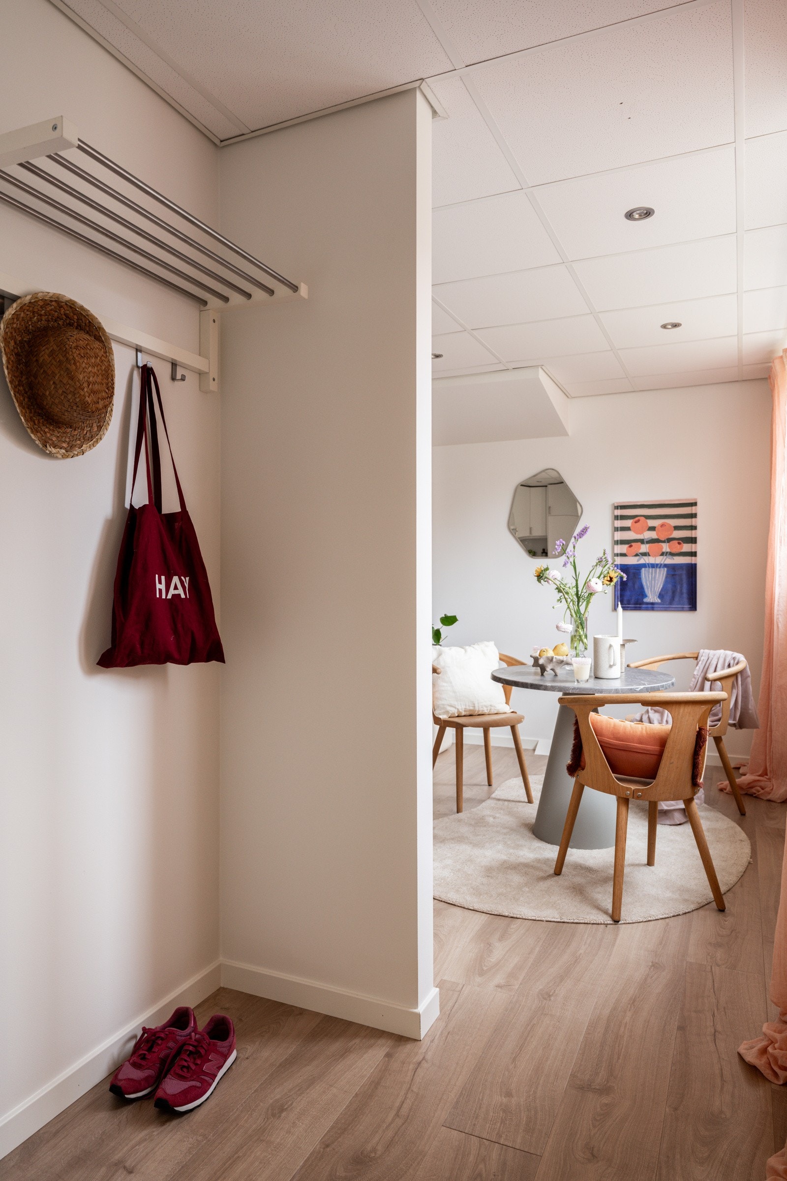 Boligen har en innbydende entré med en praktisk knaggrekke med hattehylle for oppheng av yttertøy, samt god plass til sko og oppbevaring. Galleribilde