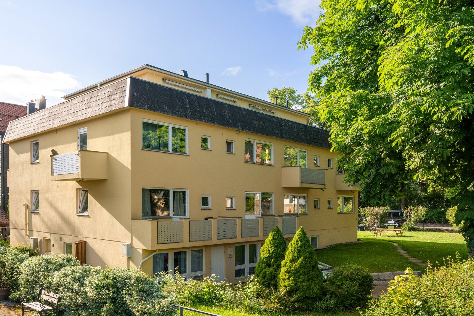 Dette historiske området har mye å tilby, med sin ideelle beliggenhet som gir deg en unik balanse mellom det pulserende bylivet og grønne oaser. Galleribilde
