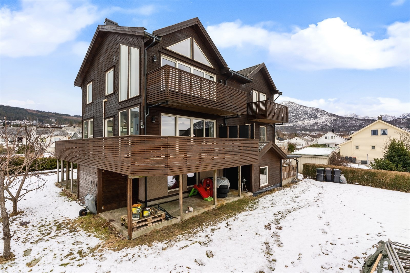 En innholdsrik enebolig over tre plan, ideell for storfamilien eller deg som ønsker god plass og fleksible løsninger! Galleribilde