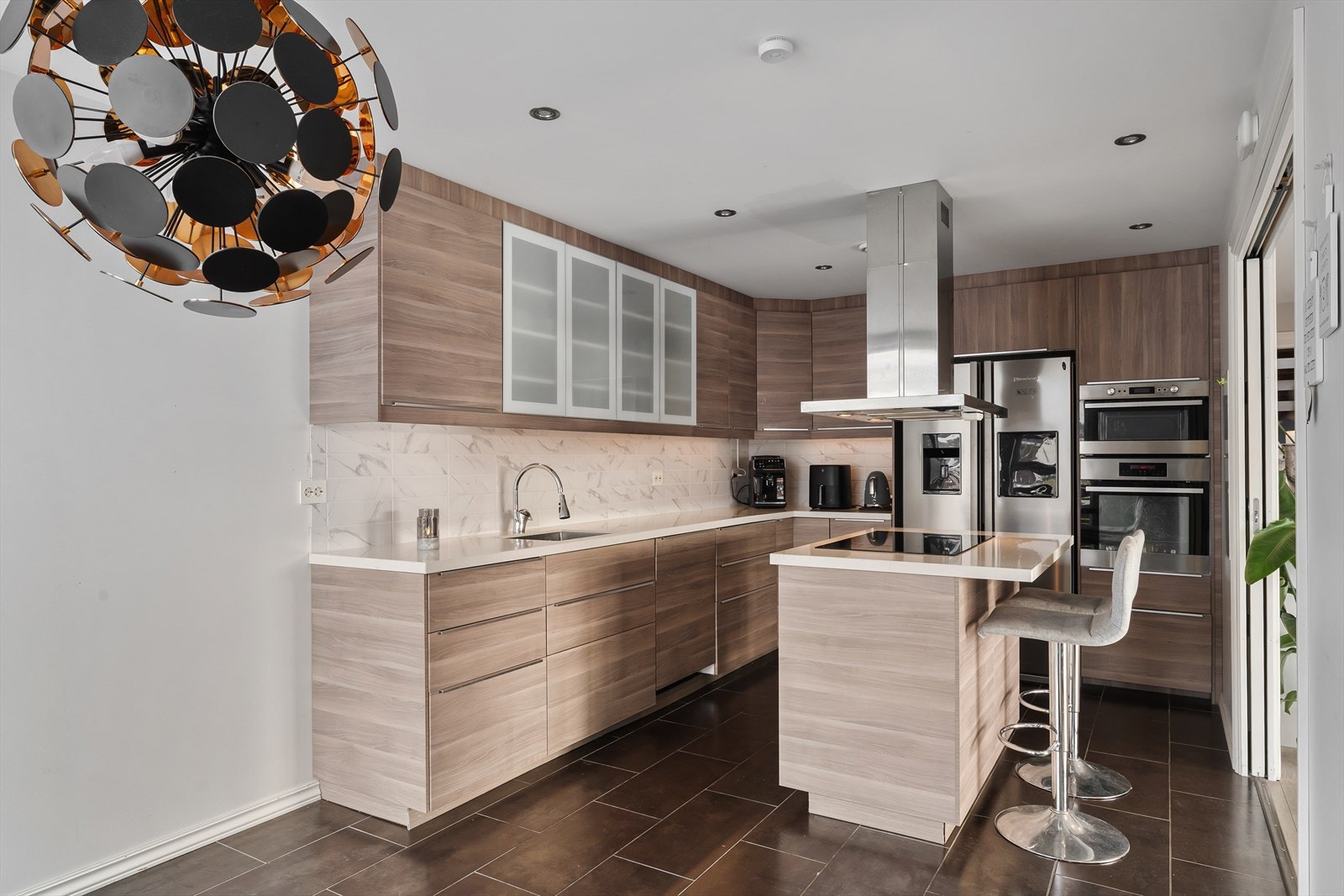 Kjøkken med god skap og benkeplass. Galleribilde