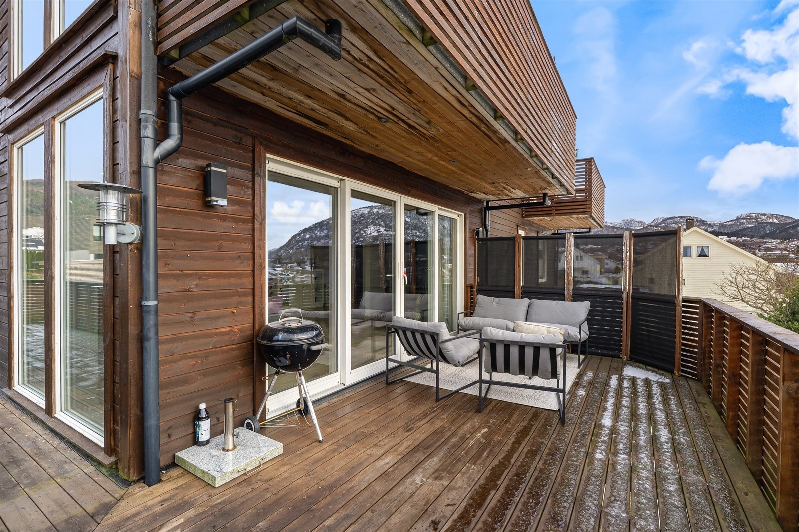 Solrik terrasse med god plass til ønsket møblement. Galleribilde