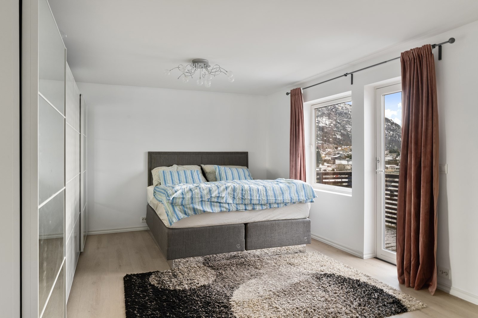 Romslig soverom med utgang til egen balkong. Galleribilde