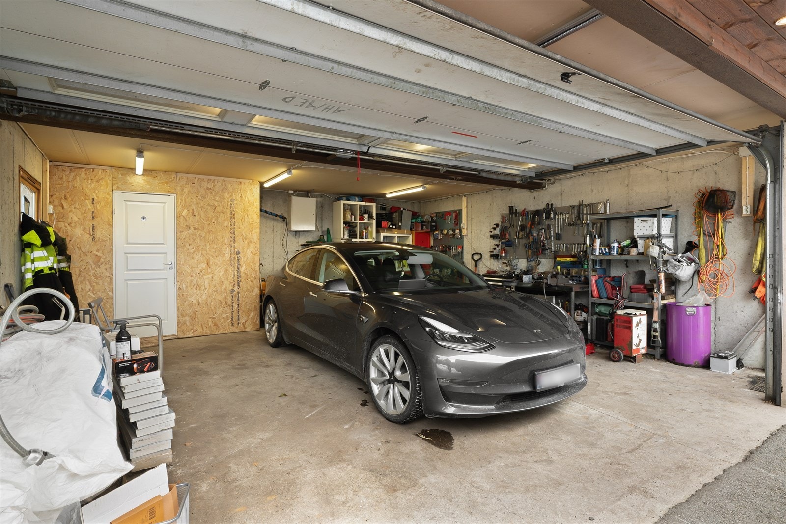 Garasje med toalettrom. Galleribilde