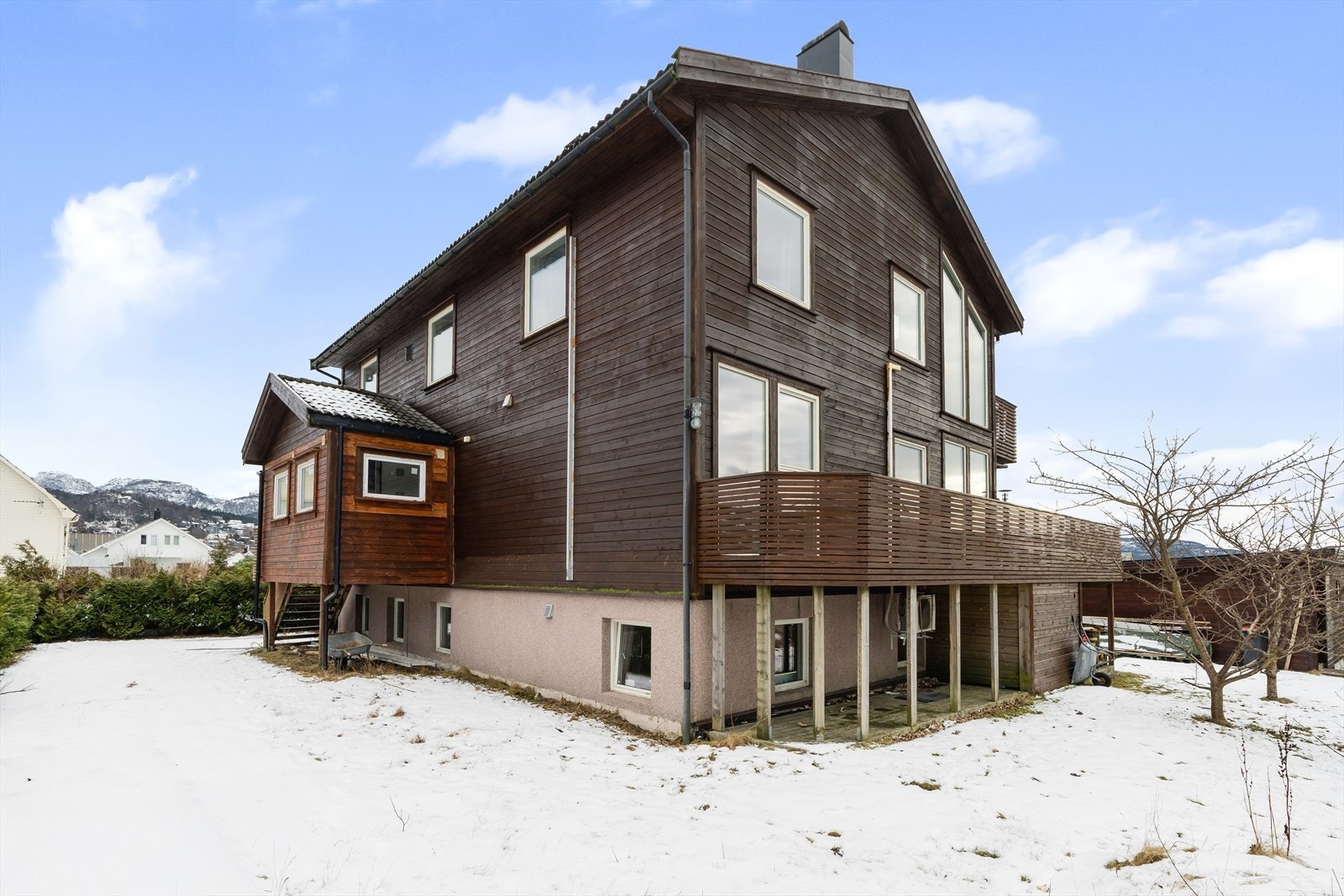 Stor tomt som er opparbeidet med plen og hekk. Her er det godt tilrettelagt for utendørsaktivitet og videre beplantning etter eget ønske. Galleribilde