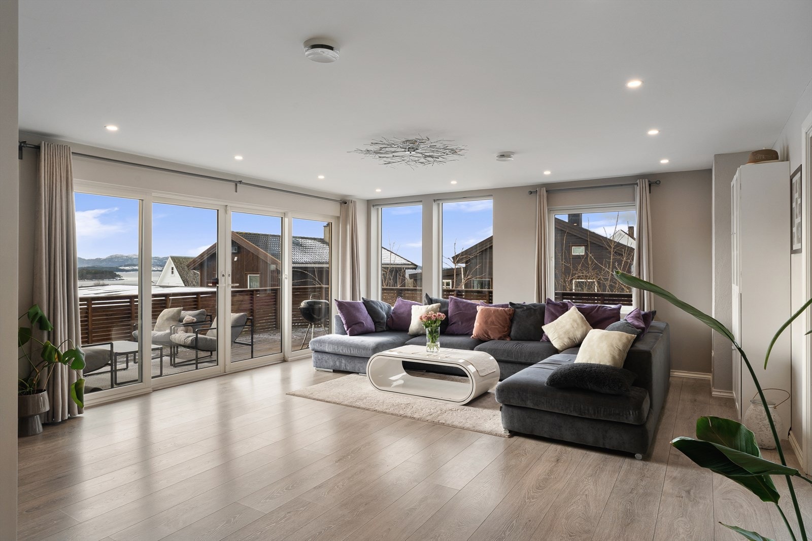 Romslig stue med god plass til sofagruppe. Galleribilde