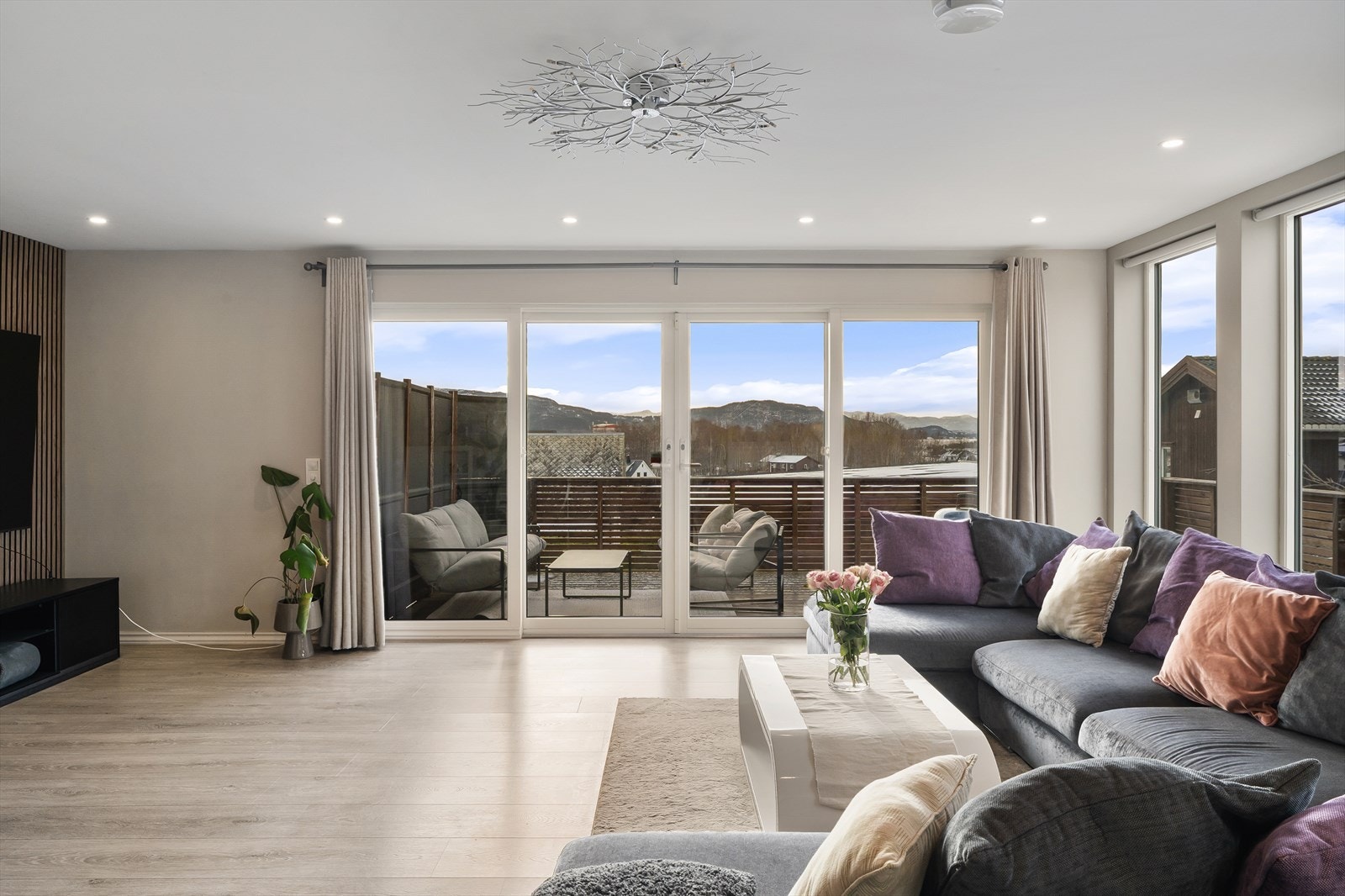 Fra stuen kommer man ut til en romslig terrasse med gode solforhold og sjøutsikt. Galleribilde